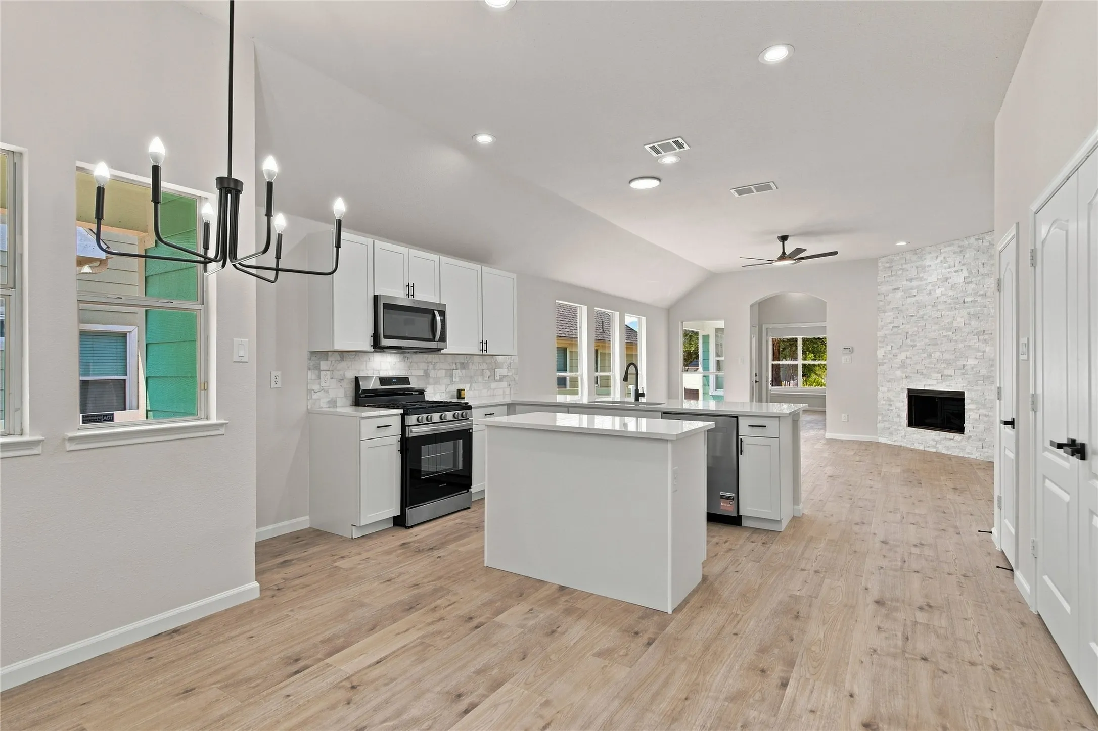 Single Family Residence For Sale in Denton County , 1401 Live Oak Lane, Savannah, Texas 76227, 3 Bedroom, 2 Bathroom, 2 Garage spaces, 1,657 Sqft, built in 2007, mls#21368710, Real Estate Agent in Savannah, Homes For Sale in Denton county, Homes For Sale in Savannah, Realtor in Savannah Texas, Real Estate Brokerage Independent Realty Texas, Luminita Cordes Realtor