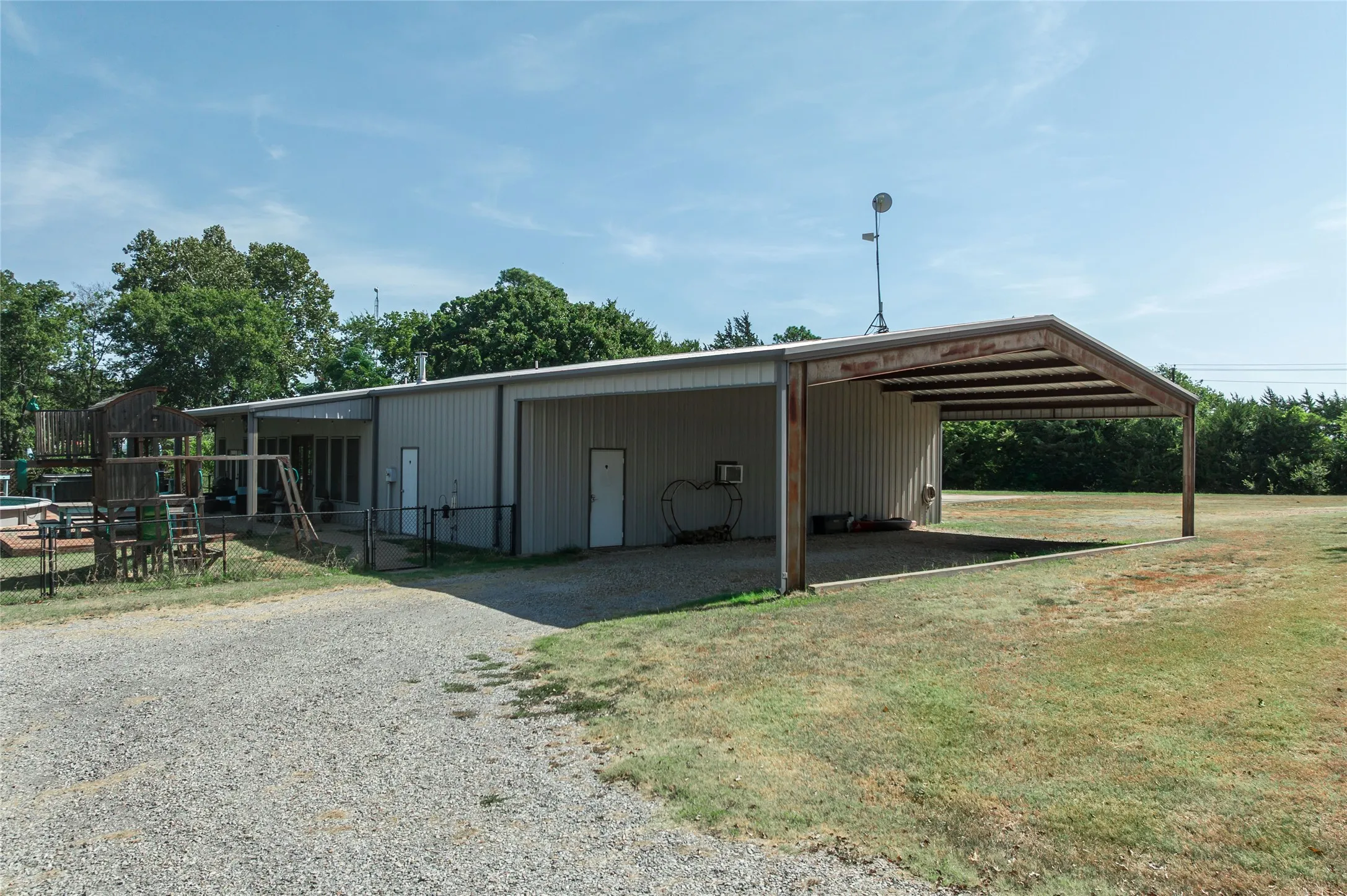 Single Family Residence For Sale in Grayson County , 45 Halliburton Drive, Bells, Texas 75414, 4 Bedroom, 3 Bathroom, 2 Garage spaces, 2,535 Sqft, built in 2014, mls#21365354, Real Estate Agent in Bells, Homes For Sale in Grayson county, Homes For Sale in Bells, Realtor in Bells Texas, Real Estate Brokerage Independent Realty Texas, Luminita Cordes Realtor