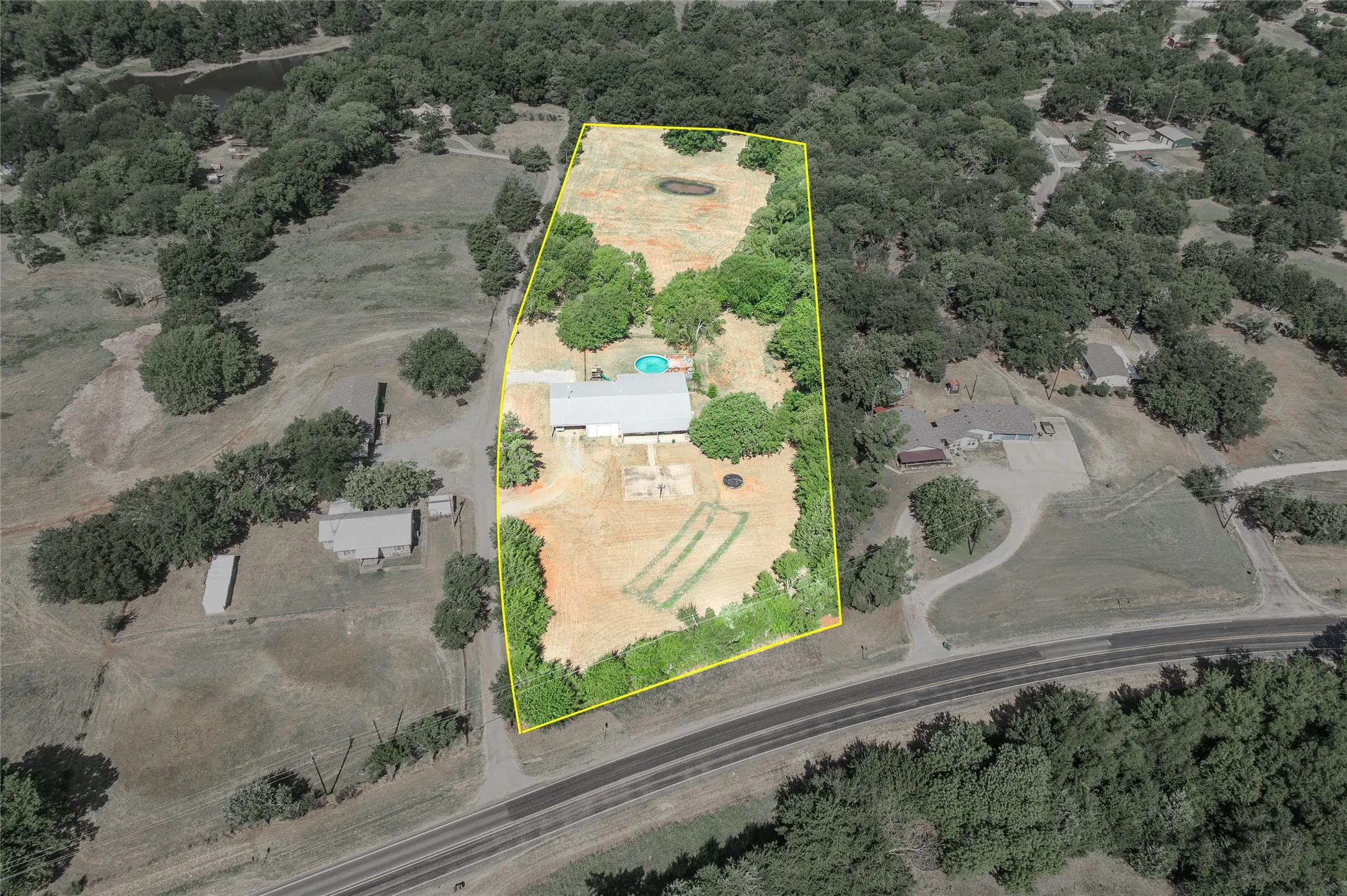 Single Family Residence For Sale in Grayson County , 45 Halliburton Drive, Bells, Texas 75414, 4 Bedroom, 3 Bathroom, 2 Garage spaces, 2,535 Sqft, built in 2014, mls#21365354, Real Estate Agent in Bells, Homes For Sale in Grayson county, Homes For Sale in Bells, Realtor in Bells Texas, Real Estate Brokerage Independent Realty Texas, Luminita Cordes Realtor