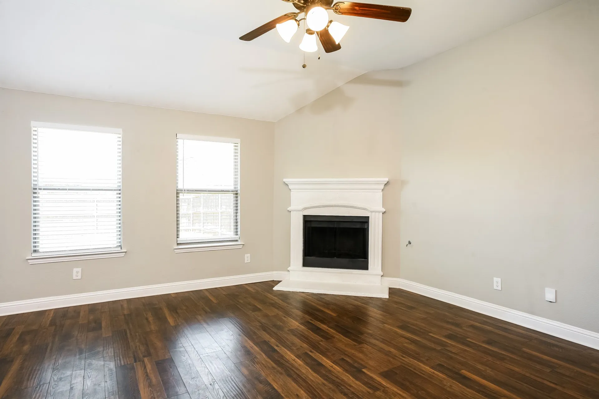 Single Family Residence For Rent in Collin County , 1108 Colonial Drive, Royse City, Texas 75189, 3 Bedroom, 2 Bathroom, 2 Garage spaces, 1,826 Sqft, built in 2014, mls#21370133, Real Estate Agent in Royse City, Homes For Rent in Collin county, Homes For Rent in Royse City, Realtor in Royse City Texas, Real Estate Brokerage Independent Realty Texas, Luminita Cordes Realtor