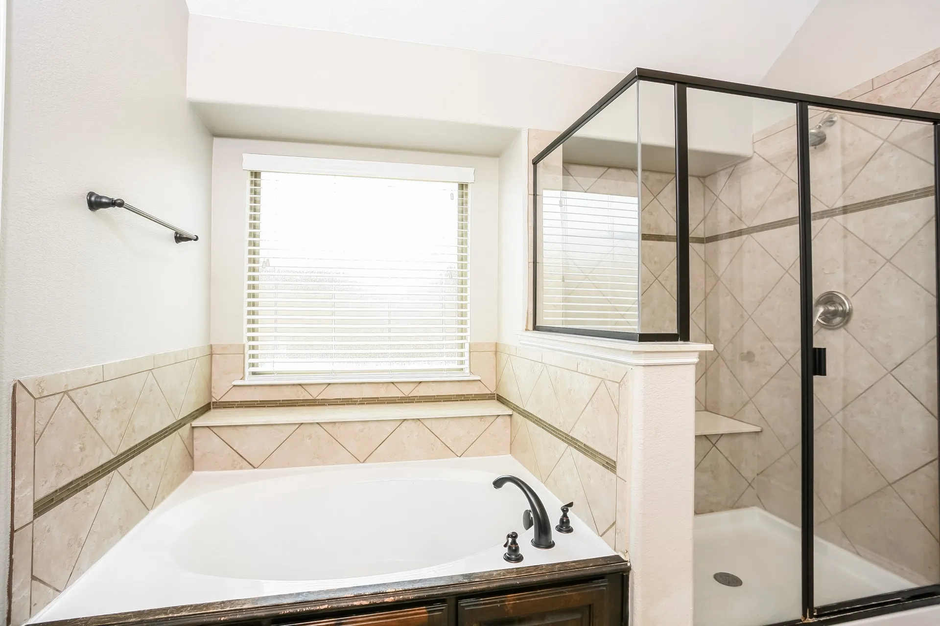 Single Family Residence For Rent in Collin County , 1108 Colonial Drive, Royse City, Texas 75189, 3 Bedroom, 2 Bathroom, 2 Garage spaces, 1,826 Sqft, built in 2014, mls#21370133, Real Estate Agent in Royse City, Homes For Rent in Collin county, Homes For Rent in Royse City, Realtor in Royse City Texas, Real Estate Brokerage Independent Realty Texas, Luminita Cordes Realtor