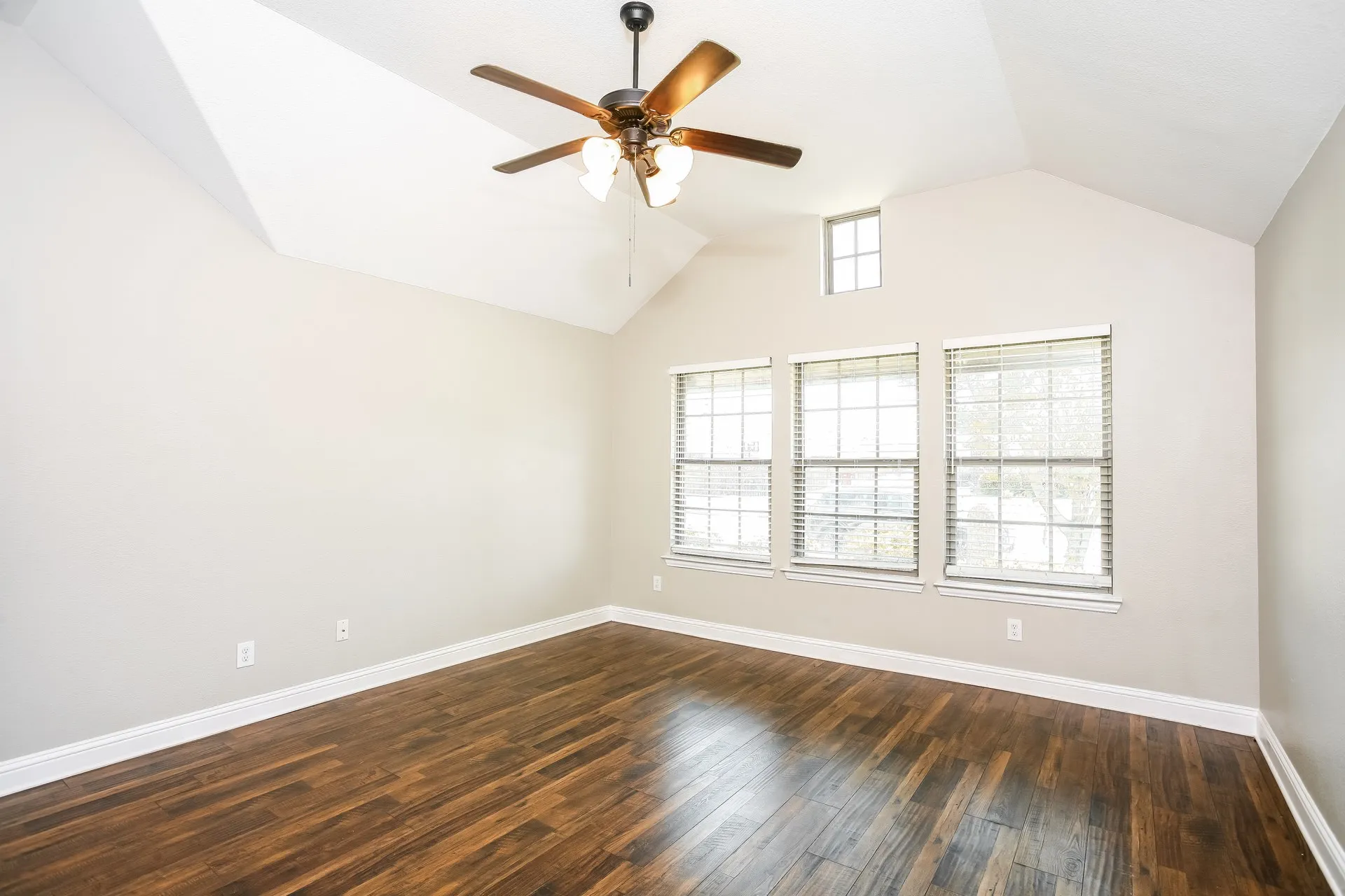 Single Family Residence For Rent in Collin County , 1108 Colonial Drive, Royse City, Texas 75189, 3 Bedroom, 2 Bathroom, 2 Garage spaces, 1,826 Sqft, built in 2014, mls#21370133, Real Estate Agent in Royse City, Homes For Rent in Collin county, Homes For Rent in Royse City, Realtor in Royse City Texas, Real Estate Brokerage Independent Realty Texas, Luminita Cordes Realtor