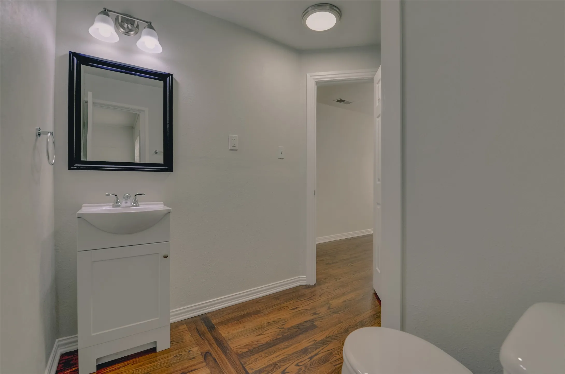 Single Family Residence For Rent in Tarrant County , 1100 Wade Hampton Street, Benbrook, Texas 76126, 2 Bedroom, 2 Bathroom, 1 Garage spaces, 1,560 Sqft, built in 1950, mls#21370144, Real Estate Agent in Benbrook, Homes For Rent in Tarrant county, Homes For Rent in Benbrook, Realtor in Benbrook Texas, Real Estate Brokerage Independent Realty Texas, Luminita Cordes Realtor