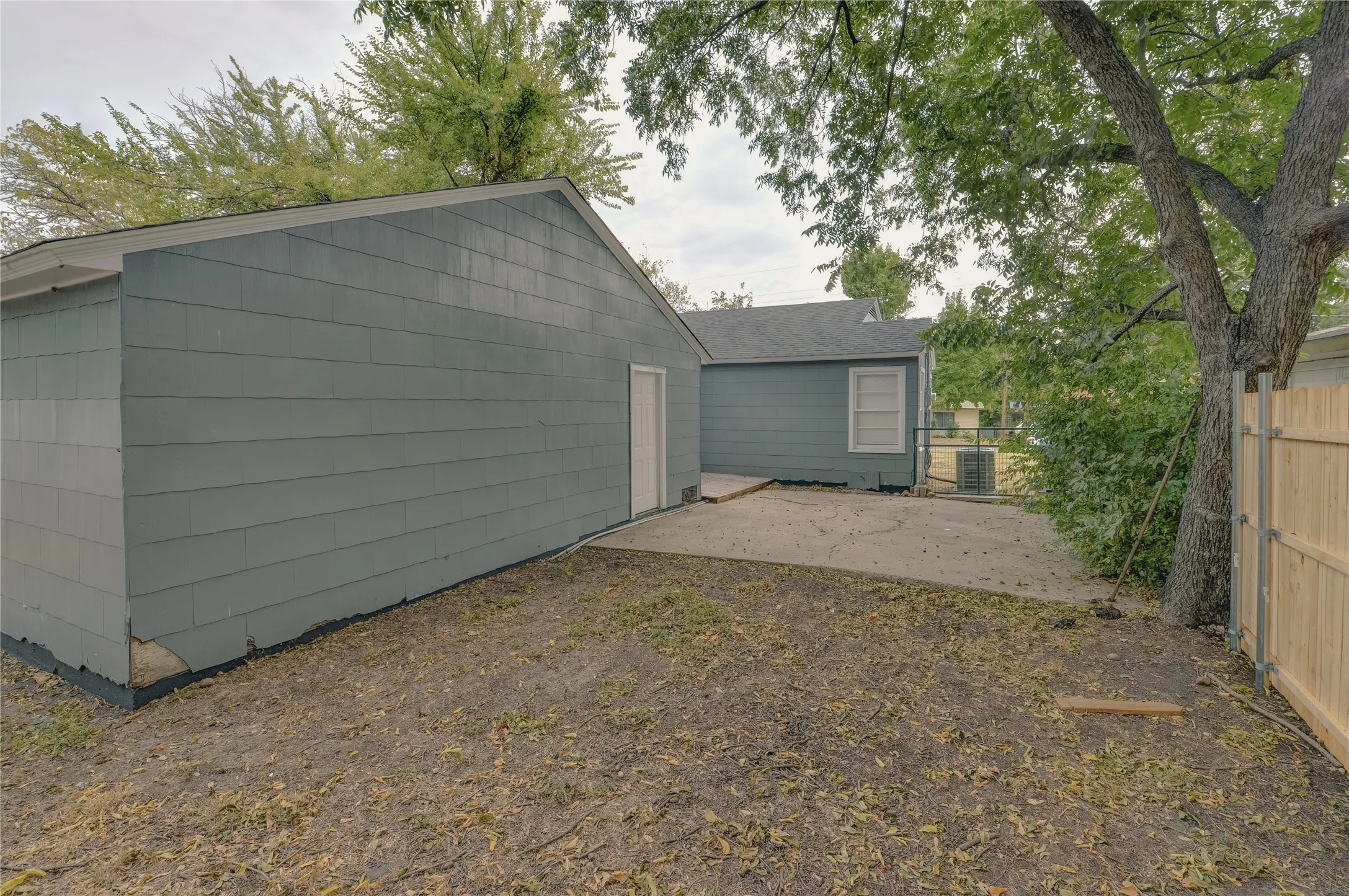 Single Family Residence For Rent in Tarrant County , 1100 Wade Hampton Street, Benbrook, Texas 76126, 2 Bedroom, 2 Bathroom, 1 Garage spaces, 1,560 Sqft, built in 1950, mls#21370144, Real Estate Agent in Benbrook, Homes For Rent in Tarrant county, Homes For Rent in Benbrook, Realtor in Benbrook Texas, Real Estate Brokerage Independent Realty Texas, Luminita Cordes Realtor
