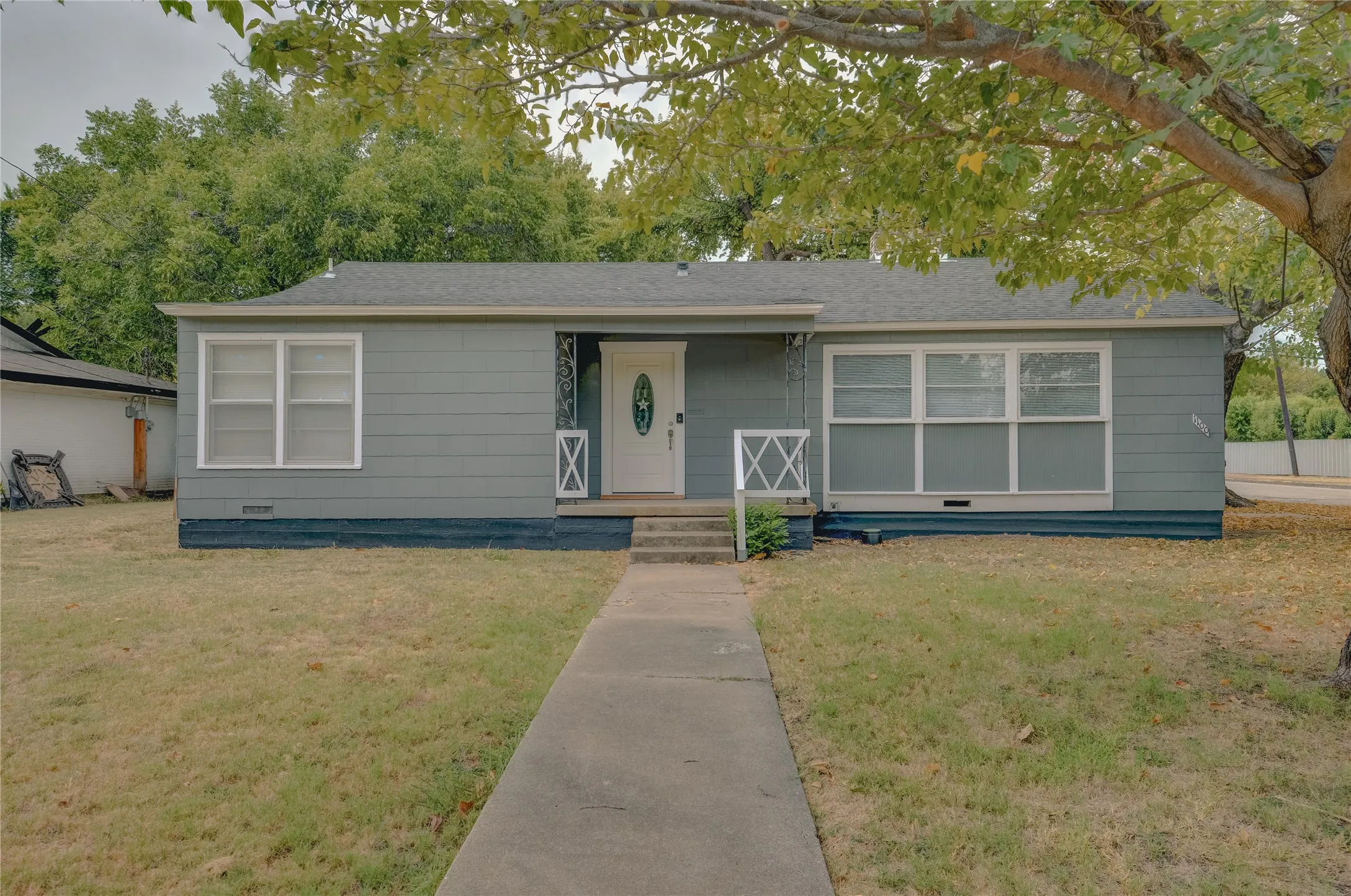 Single Family Residence For Rent in Tarrant County , 1100 Wade Hampton Street, Benbrook, Texas 76126, 2 Bedroom, 2 Bathroom, 1 Garage spaces, 1,560 Sqft, built in 1950, mls#21370144, Real Estate Agent in Benbrook, Homes For Rent in Tarrant county, Homes For Rent in Benbrook, Realtor in Benbrook Texas, Real Estate Brokerage Independent Realty Texas, Luminita Cordes Realtor