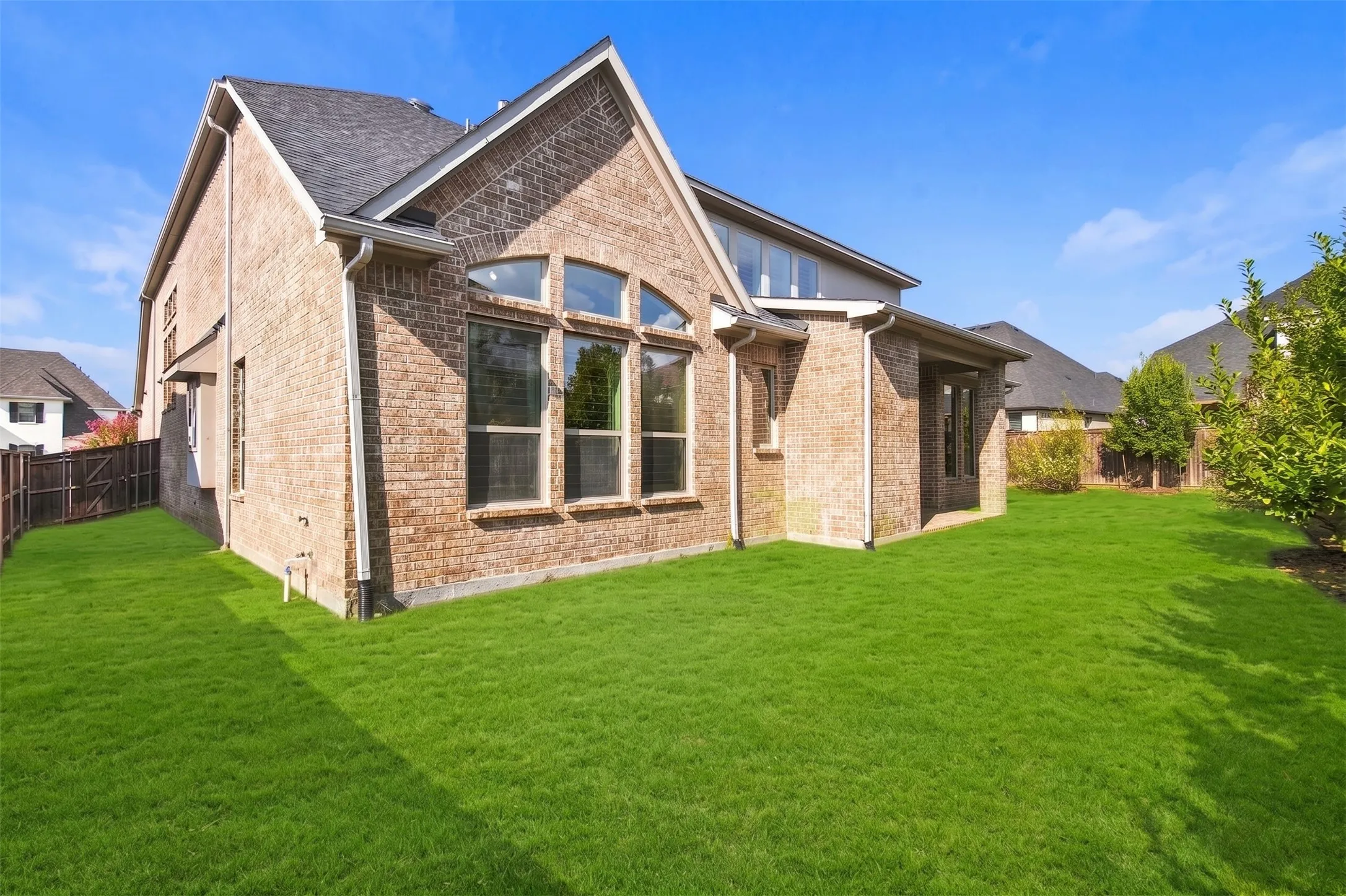 Single Family Residence For Sale in Denton County , 3923 Idlebrook Drive, Frisco, Texas 75034, 4 Bedroom, 6 Bathroom, 3 Garage spaces, 4,115 Sqft, built in 2017, mls#21369527, Real Estate Agent in Frisco, Homes For Sale in Denton county, Homes For Sale in Frisco, Realtor in Frisco Texas, Real Estate Brokerage Independent Realty Texas, Luminita Cordes Realtor
