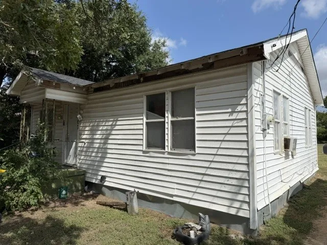 Single Family Residence For Sale in Mc Lennan County , 407 Julius Street, Riesel, Texas 76682, 2 Bedroom, 1 Bathroom, Garage spaces, 808 Sqft, built in 1952, mls#21370141, Real Estate Agent in Riesel, Homes For Sale in Mc Lennan county, Homes For Sale in Riesel, Realtor in Riesel Texas, Real Estate Brokerage Independent Realty Texas, Luminita Cordes Realtor