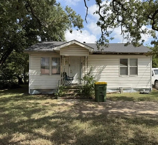 Single Family Residence For Sale in Mc Lennan County , 407 Julius Street, Riesel, Texas 76682, 2 Bedroom, 1 Bathroom, Garage spaces, 808 Sqft, built in 1952, mls#21370141, Real Estate Agent in Riesel, Homes For Sale in Mc Lennan county, Homes For Sale in Riesel, Realtor in Riesel Texas, Real Estate Brokerage Independent Realty Texas, Luminita Cordes Realtor