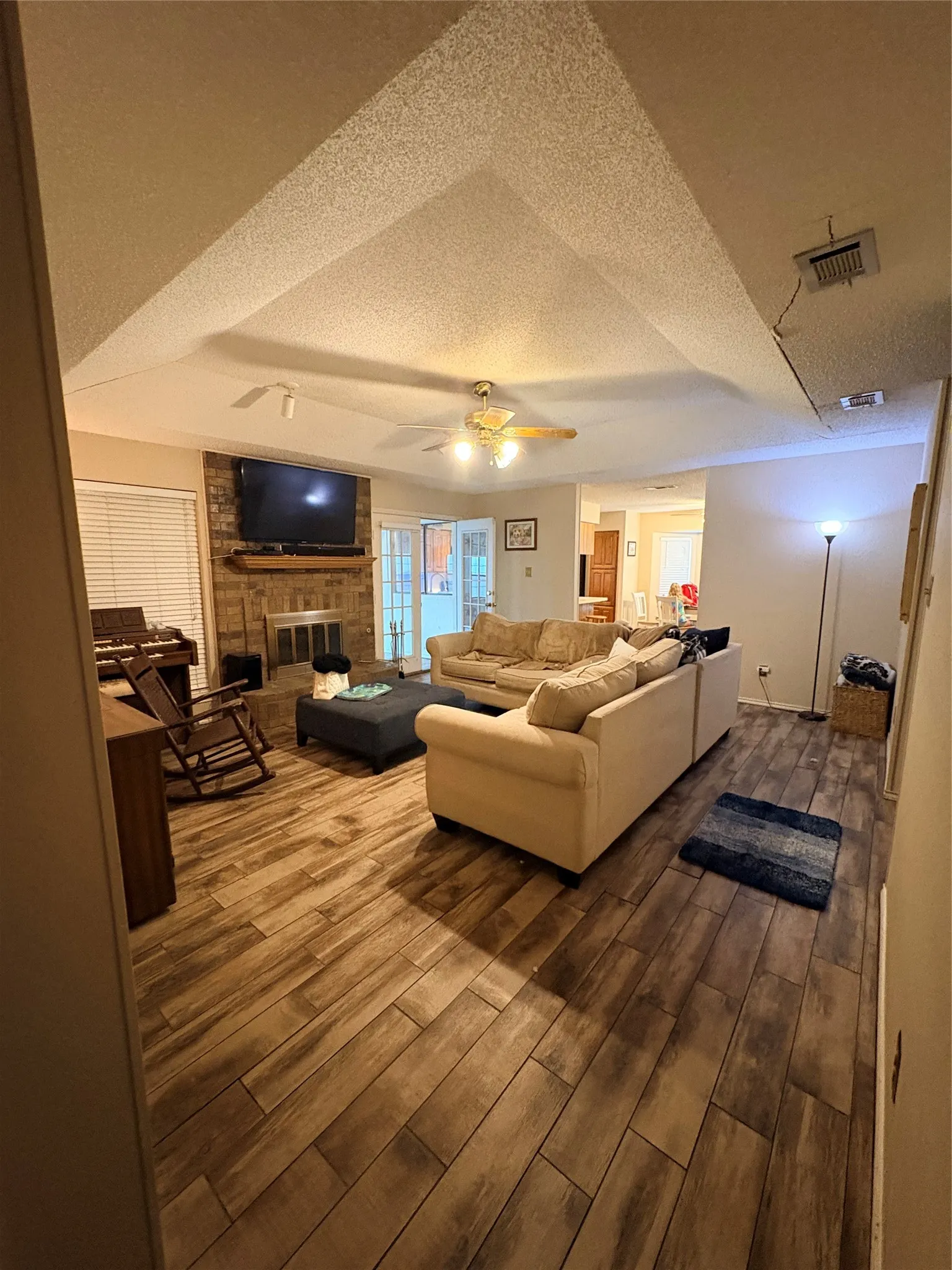 Single Family Residence For Sale in Tarrant County , 1908 Berrybrook Drive, Fort Worth, Texas 76134, 3 Bedroom, 2 Bathroom, 2 Garage spaces, 1,691 Sqft, built in 1985, mls#21369624, Real Estate Agent in Fort Worth, Homes For Sale in Tarrant county, Homes For Sale in Fort Worth, Realtor in Fort Worth Texas, Real Estate Brokerage Independent Realty Texas, Luminita Cordes Realtor