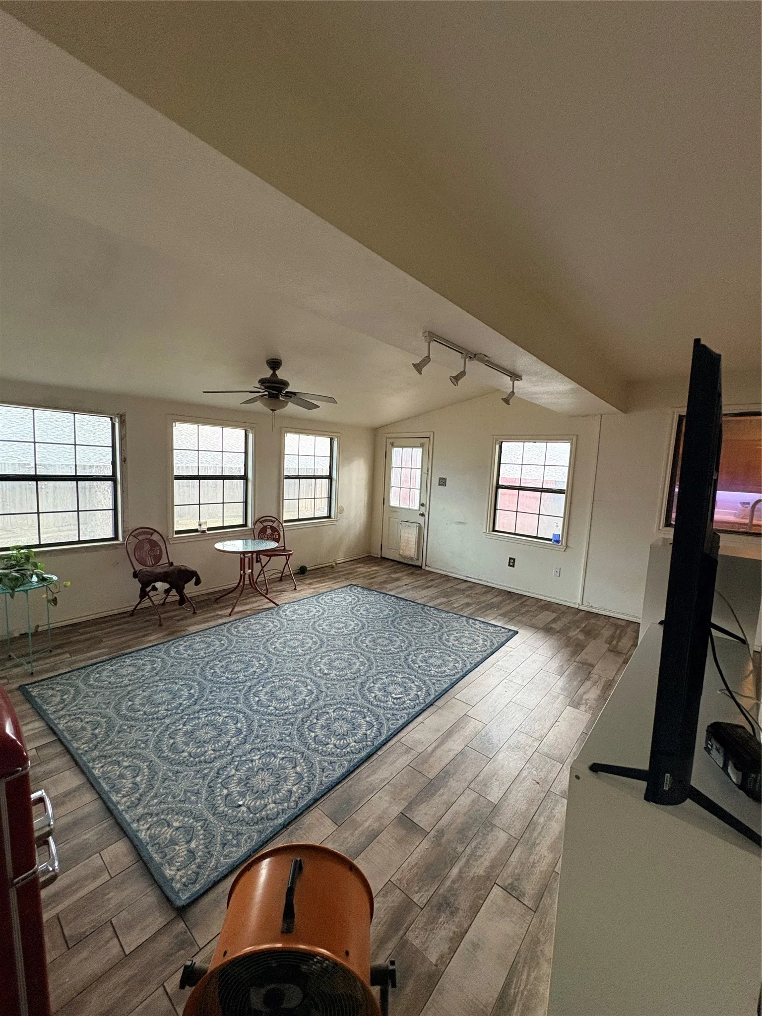 Single Family Residence For Sale in Tarrant County , 1908 Berrybrook Drive, Fort Worth, Texas 76134, 3 Bedroom, 2 Bathroom, 2 Garage spaces, 1,691 Sqft, built in 1985, mls#21369624, Real Estate Agent in Fort Worth, Homes For Sale in Tarrant county, Homes For Sale in Fort Worth, Realtor in Fort Worth Texas, Real Estate Brokerage Independent Realty Texas, Luminita Cordes Realtor