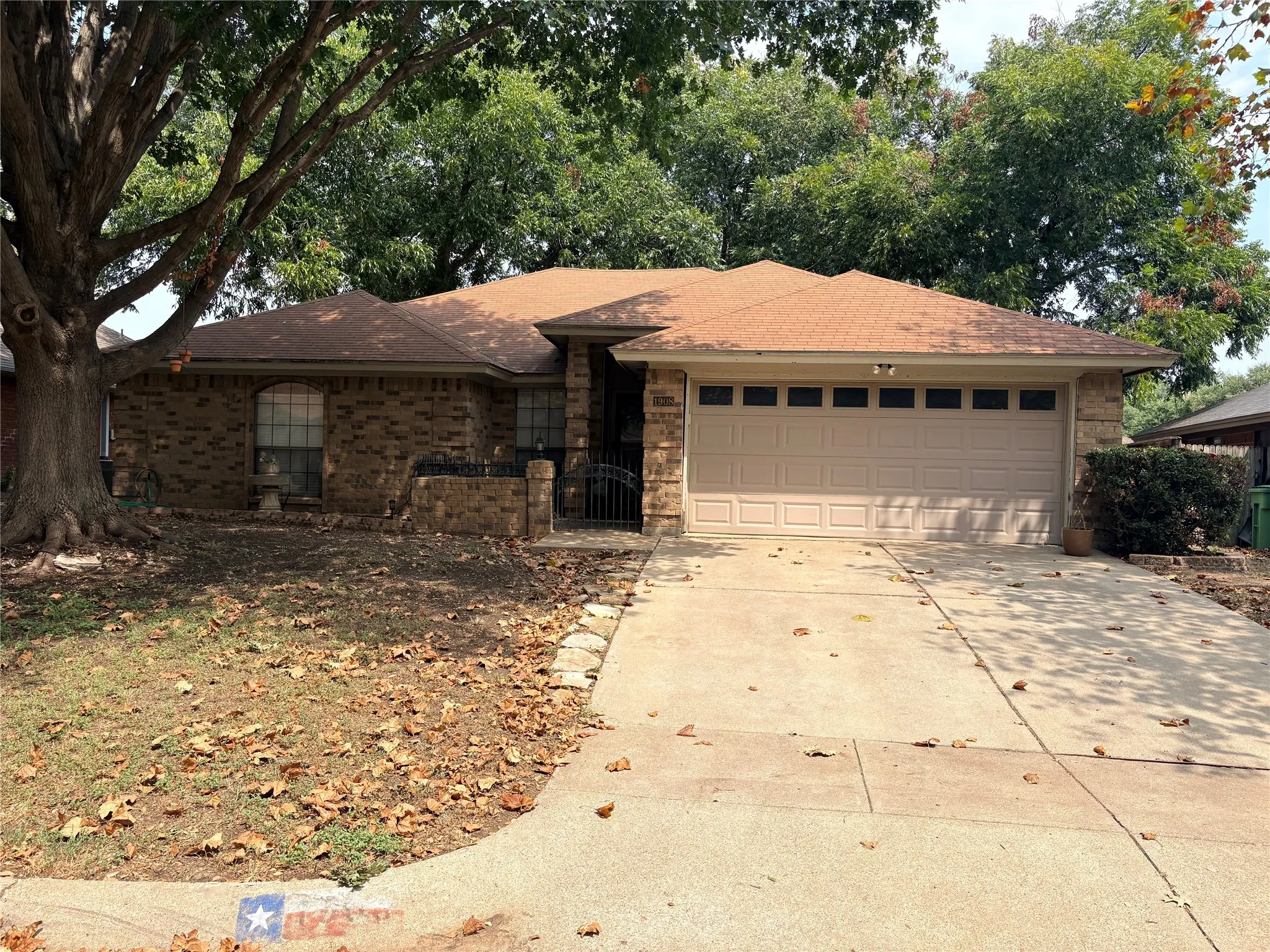 Single Family Residence For Sale in Tarrant County , 1908 Berrybrook Drive, Fort Worth, Texas 76134, 3 Bedroom, 2 Bathroom, 2 Garage spaces, 1,691 Sqft, built in 1985, mls#21369624, Real Estate Agent in Fort Worth, Homes For Sale in Tarrant county, Homes For Sale in Fort Worth, Realtor in Fort Worth Texas, Real Estate Brokerage Independent Realty Texas, Luminita Cordes Realtor