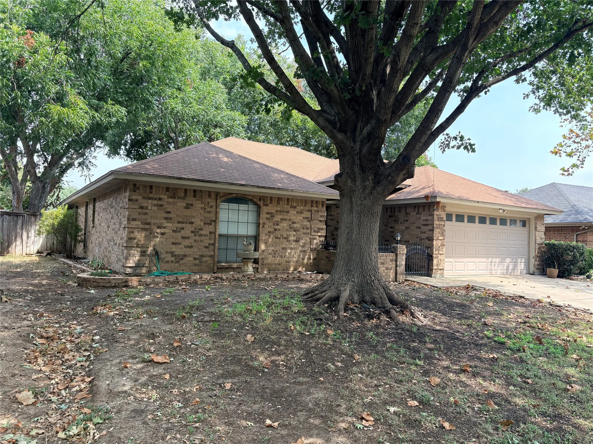 Single Family Residence For Sale in Tarrant County , 1908 Berrybrook Drive, Fort Worth, Texas 76134, 3 Bedroom, 2 Bathroom, 2 Garage spaces, 1,691 Sqft, built in 1985, mls#21369624, Real Estate Agent in Fort Worth, Homes For Sale in Tarrant county, Homes For Sale in Fort Worth, Realtor in Fort Worth Texas, Real Estate Brokerage Independent Realty Texas, Luminita Cordes Realtor