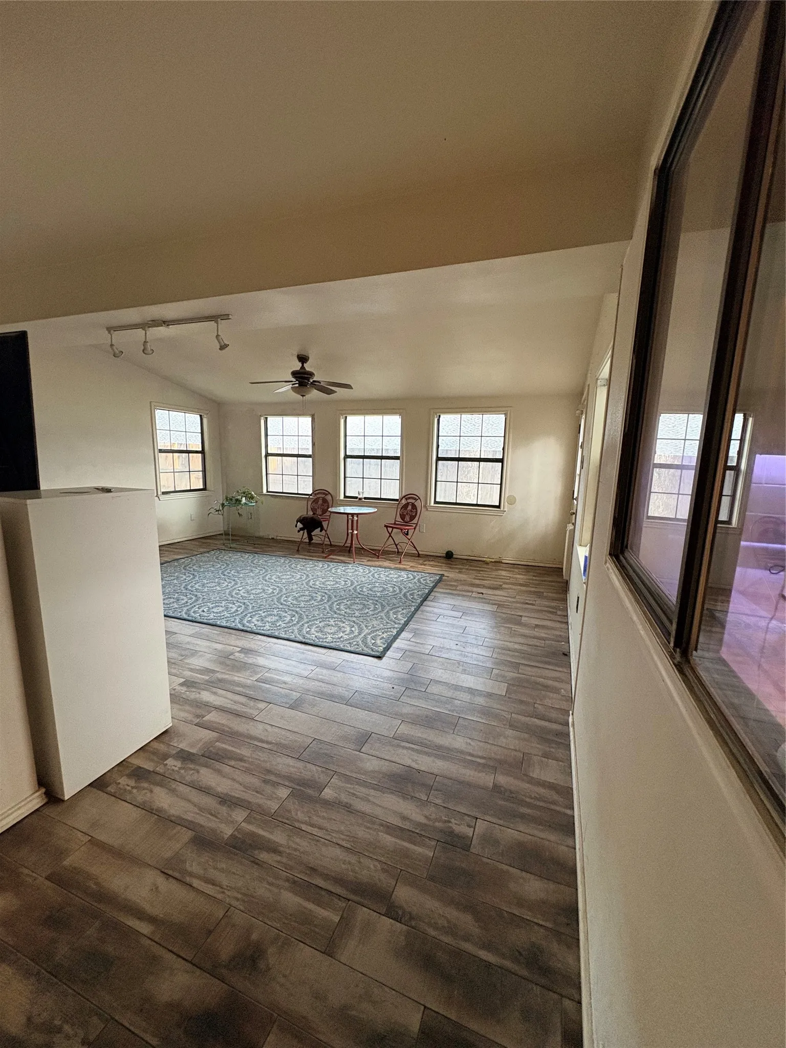 Single Family Residence For Sale in Tarrant County , 1908 Berrybrook Drive, Fort Worth, Texas 76134, 3 Bedroom, 2 Bathroom, 2 Garage spaces, 1,691 Sqft, built in 1985, mls#21369624, Real Estate Agent in Fort Worth, Homes For Sale in Tarrant county, Homes For Sale in Fort Worth, Realtor in Fort Worth Texas, Real Estate Brokerage Independent Realty Texas, Luminita Cordes Realtor