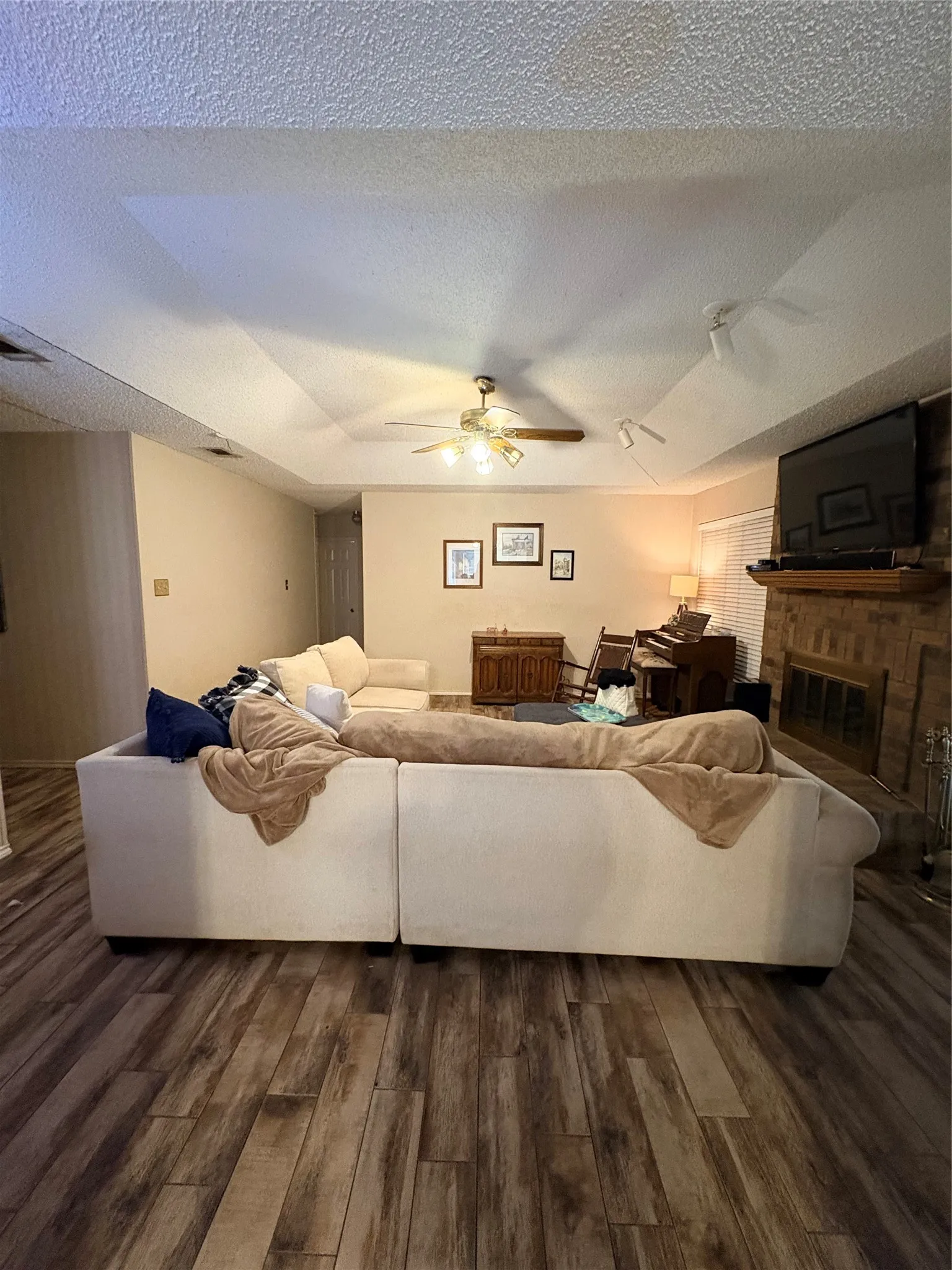 Single Family Residence For Sale in Tarrant County , 1908 Berrybrook Drive, Fort Worth, Texas 76134, 3 Bedroom, 2 Bathroom, 2 Garage spaces, 1,691 Sqft, built in 1985, mls#21369624, Real Estate Agent in Fort Worth, Homes For Sale in Tarrant county, Homes For Sale in Fort Worth, Realtor in Fort Worth Texas, Real Estate Brokerage Independent Realty Texas, Luminita Cordes Realtor