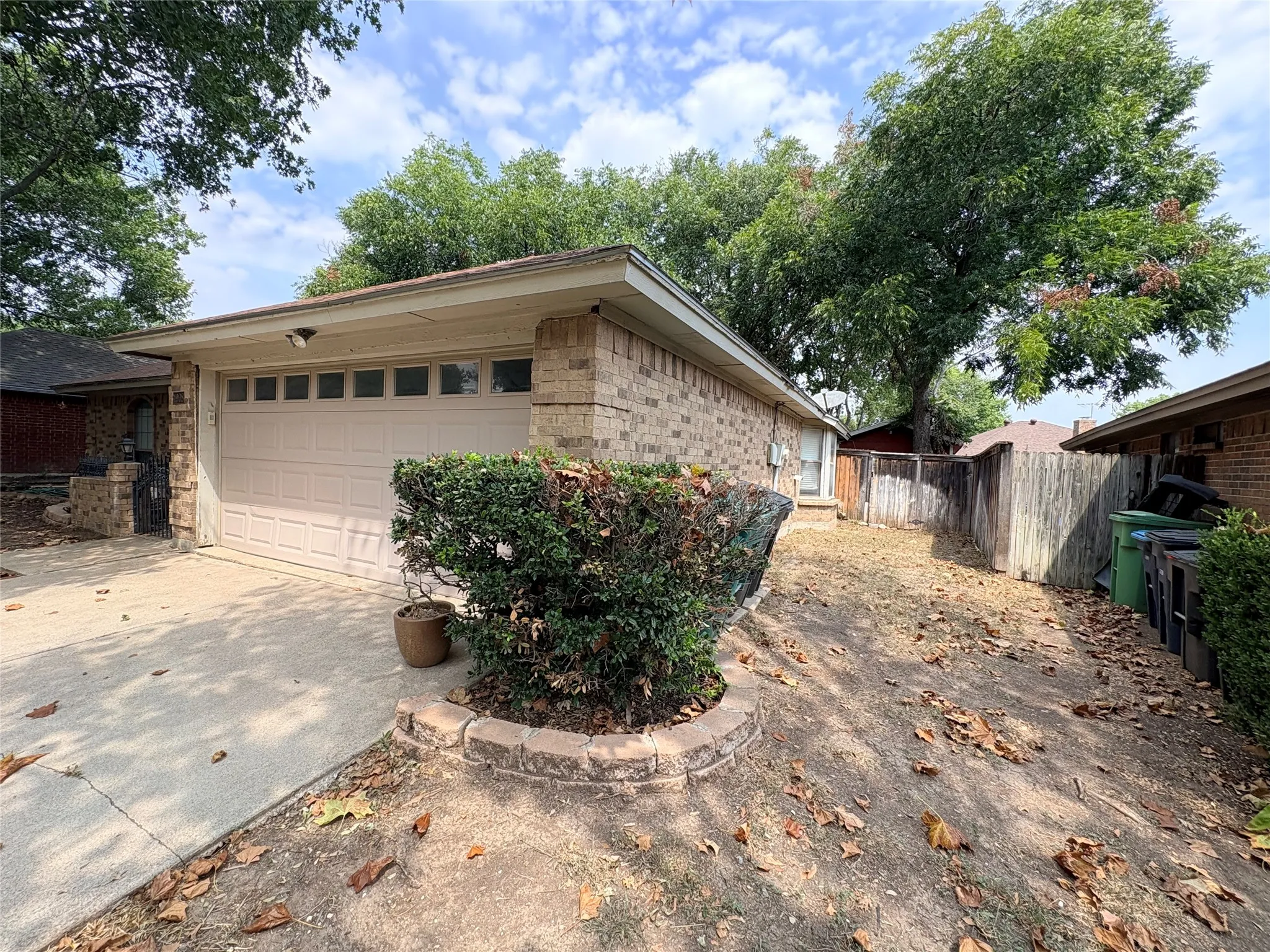 Single Family Residence For Sale in Tarrant County , 1908 Berrybrook Drive, Fort Worth, Texas 76134, 3 Bedroom, 2 Bathroom, 2 Garage spaces, 1,691 Sqft, built in 1985, mls#21369624, Real Estate Agent in Fort Worth, Homes For Sale in Tarrant county, Homes For Sale in Fort Worth, Realtor in Fort Worth Texas, Real Estate Brokerage Independent Realty Texas, Luminita Cordes Realtor