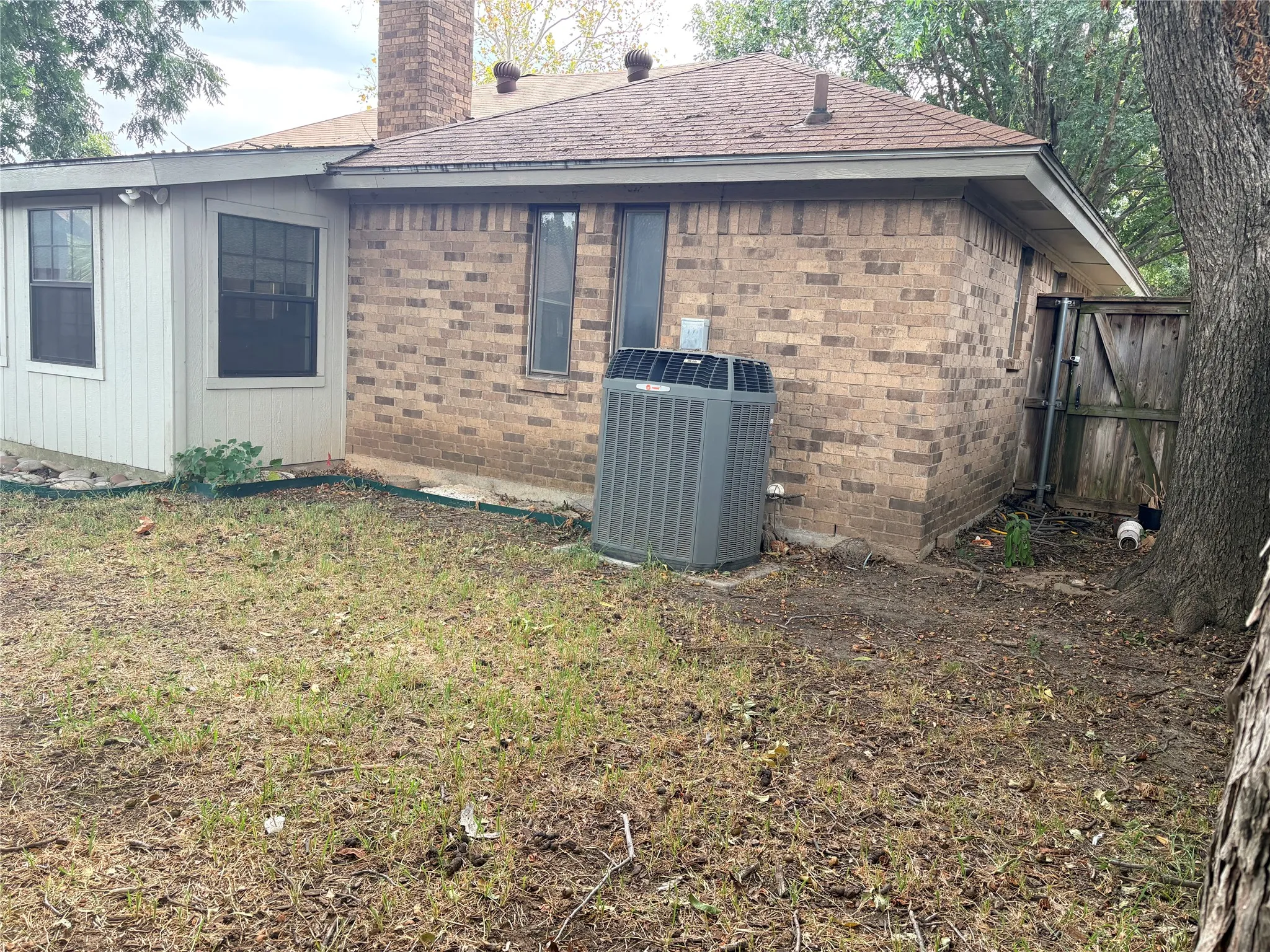 Single Family Residence For Sale in Tarrant County , 1908 Berrybrook Drive, Fort Worth, Texas 76134, 3 Bedroom, 2 Bathroom, 2 Garage spaces, 1,691 Sqft, built in 1985, mls#21369624, Real Estate Agent in Fort Worth, Homes For Sale in Tarrant county, Homes For Sale in Fort Worth, Realtor in Fort Worth Texas, Real Estate Brokerage Independent Realty Texas, Luminita Cordes Realtor