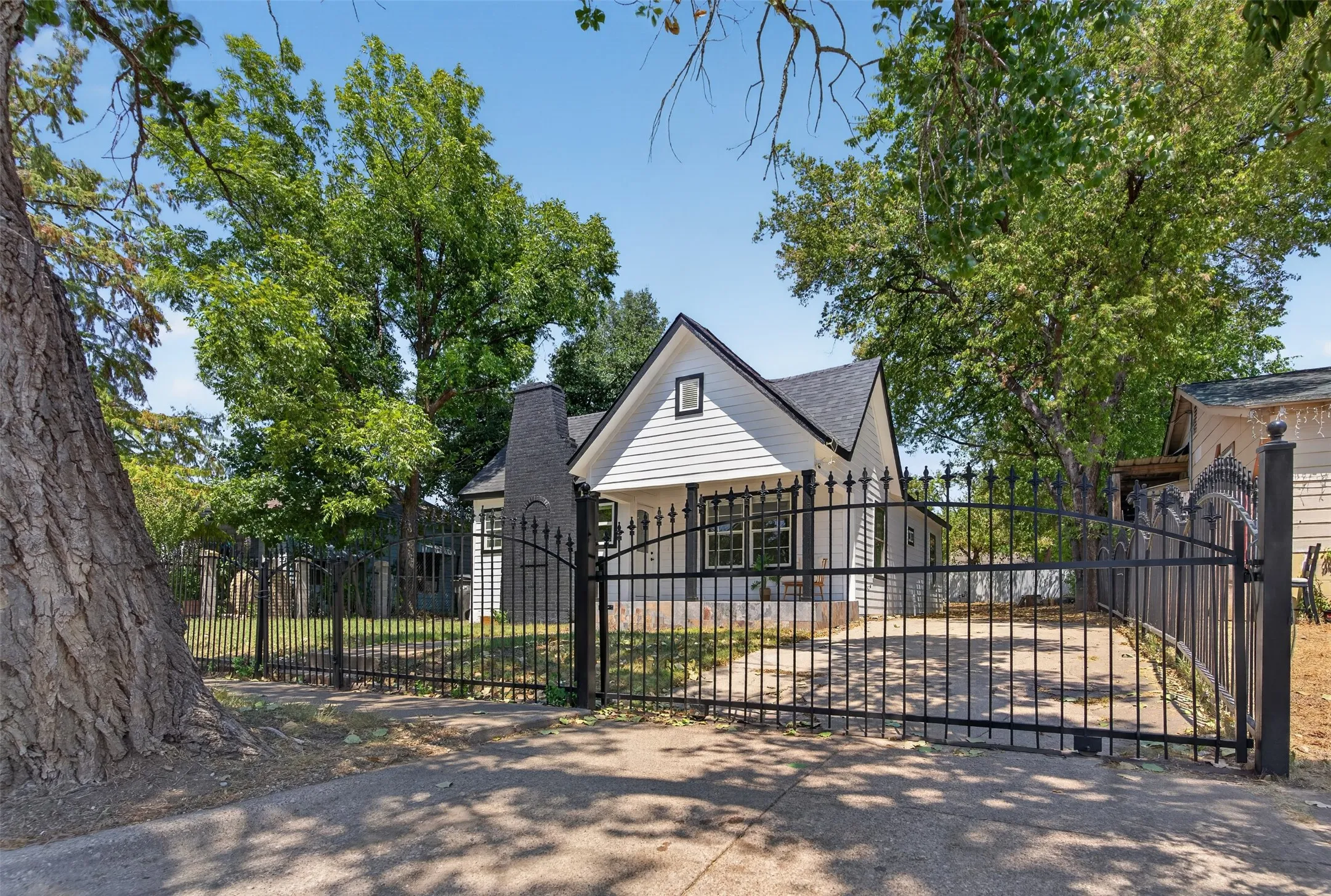 Single Family Residence For Sale in Tarrant County , 2825 Avenue I, Fort Worth, Texas 76105, 2 Bedroom, 1 Bathroom, Garage spaces, 948 Sqft, built in 1930, mls#21370152, Real Estate Agent in Fort Worth, Homes For Sale in Tarrant county, Homes For Sale in Fort Worth, Realtor in Fort Worth Texas, Real Estate Brokerage Independent Realty Texas, Luminita Cordes Realtor