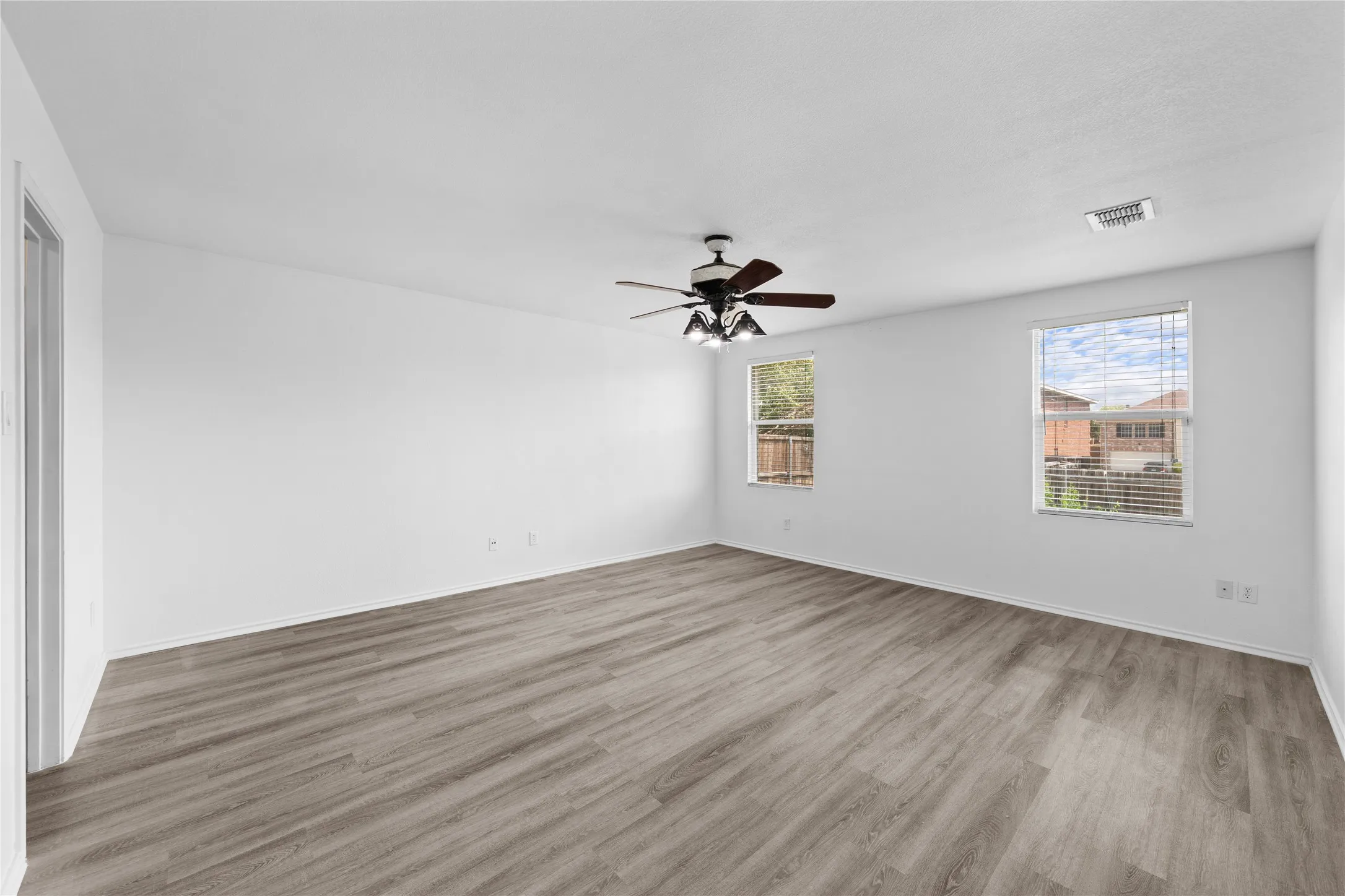 Single Family Residence For Sale in Tarrant County , 8421 Cotton Valley Lane, Arlington, Texas 76002, 3 Bedroom, 2 Bathroom, 2 Garage spaces, 1,722 Sqft, built in 2005, mls#21363068, Real Estate Agent in Arlington, Homes For Sale in Tarrant county, Homes For Sale in Arlington, Realtor in Arlington Texas, Real Estate Brokerage Independent Realty Texas, Luminita Cordes Realtor