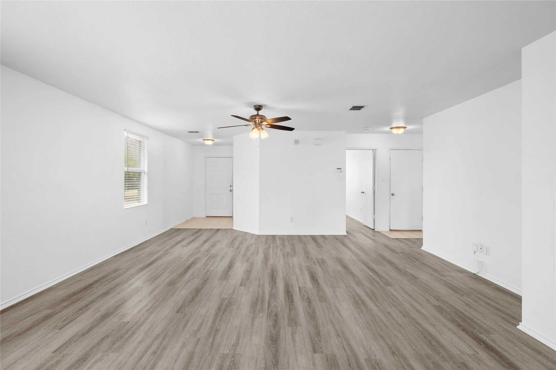 Single Family Residence For Sale in Tarrant County , 8421 Cotton Valley Lane, Arlington, Texas 76002, 3 Bedroom, 2 Bathroom, 2 Garage spaces, 1,722 Sqft, built in 2005, mls#21363068, Real Estate Agent in Arlington, Homes For Sale in Tarrant county, Homes For Sale in Arlington, Realtor in Arlington Texas, Real Estate Brokerage Independent Realty Texas, Luminita Cordes Realtor