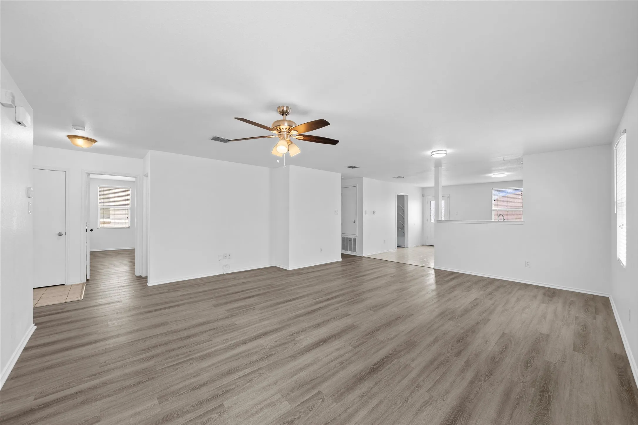 Single Family Residence For Sale in Tarrant County , 8421 Cotton Valley Lane, Arlington, Texas 76002, 3 Bedroom, 2 Bathroom, 2 Garage spaces, 1,722 Sqft, built in 2005, mls#21363068, Real Estate Agent in Arlington, Homes For Sale in Tarrant county, Homes For Sale in Arlington, Realtor in Arlington Texas, Real Estate Brokerage Independent Realty Texas, Luminita Cordes Realtor