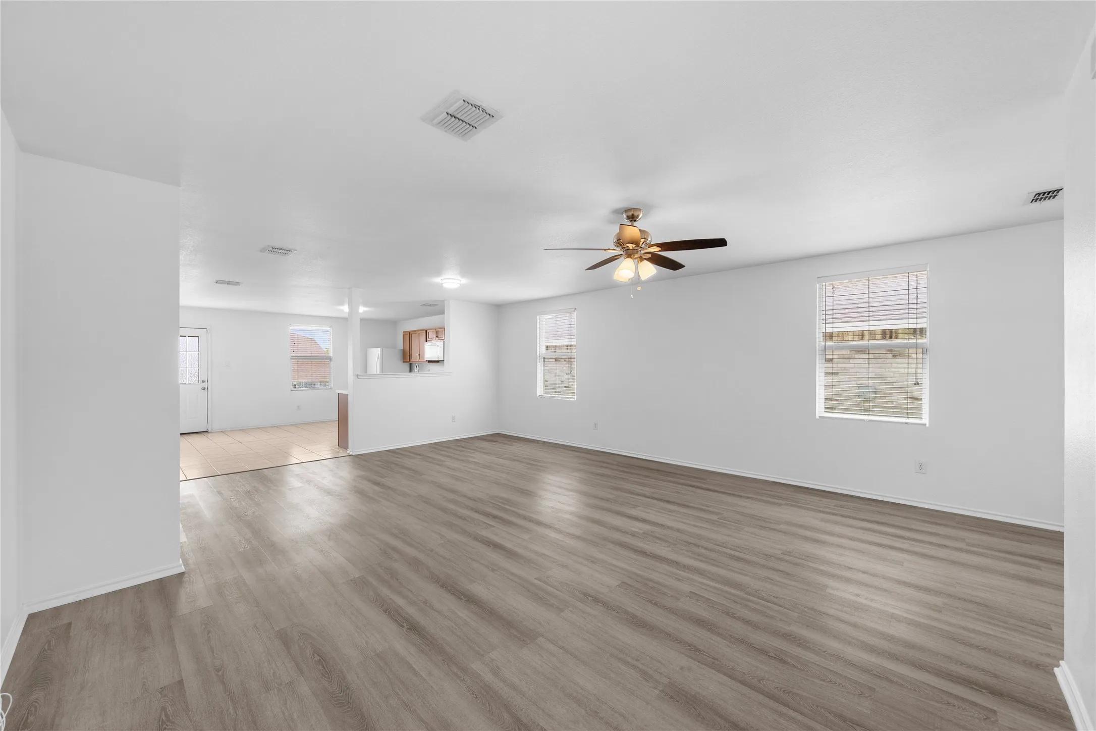 Single Family Residence For Sale in Tarrant County , 8421 Cotton Valley Lane, Arlington, Texas 76002, 3 Bedroom, 2 Bathroom, 2 Garage spaces, 1,722 Sqft, built in 2005, mls#21363068, Real Estate Agent in Arlington, Homes For Sale in Tarrant county, Homes For Sale in Arlington, Realtor in Arlington Texas, Real Estate Brokerage Independent Realty Texas, Luminita Cordes Realtor