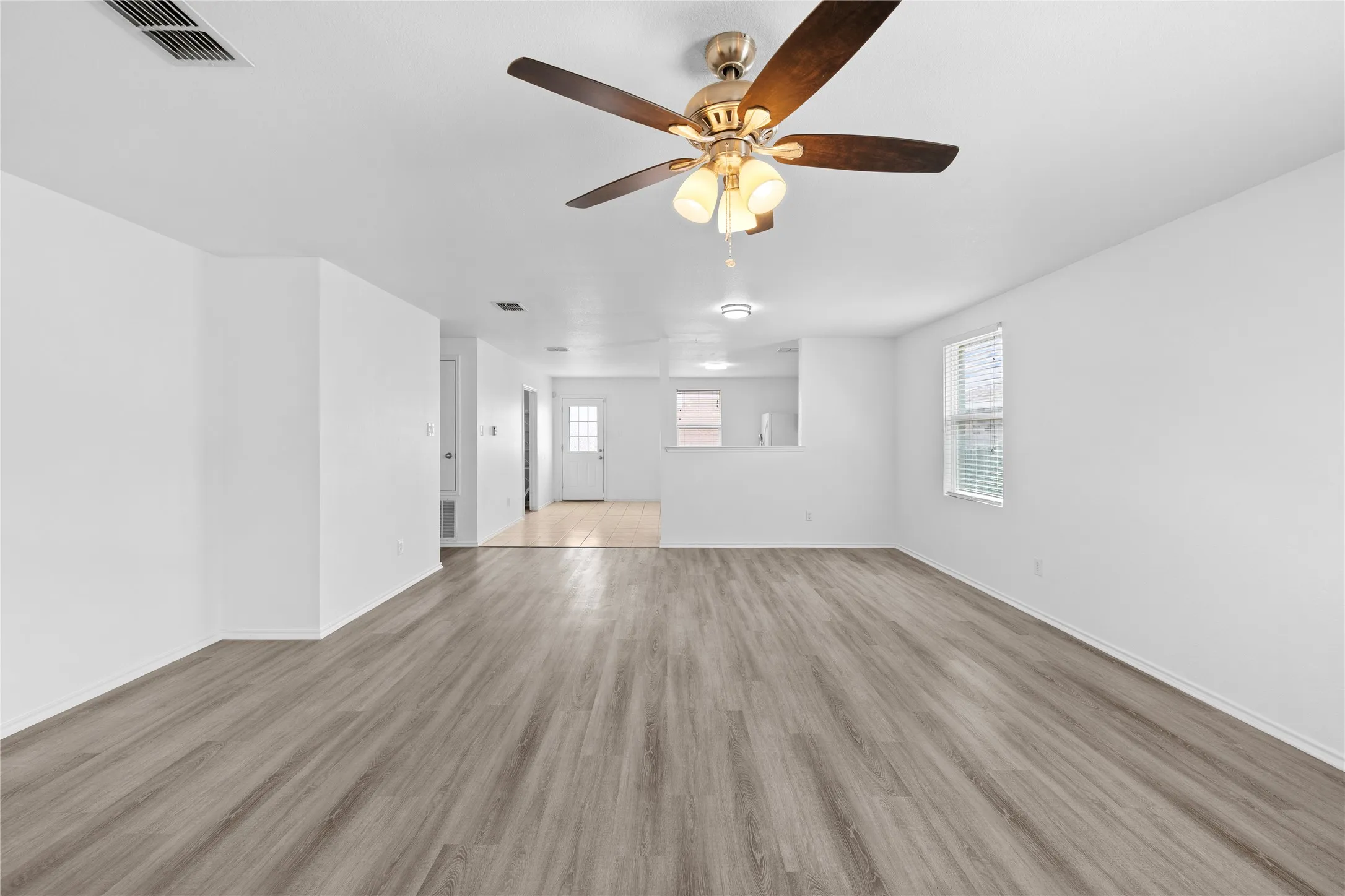 Single Family Residence For Sale in Tarrant County , 8421 Cotton Valley Lane, Arlington, Texas 76002, 3 Bedroom, 2 Bathroom, 2 Garage spaces, 1,722 Sqft, built in 2005, mls#21363068, Real Estate Agent in Arlington, Homes For Sale in Tarrant county, Homes For Sale in Arlington, Realtor in Arlington Texas, Real Estate Brokerage Independent Realty Texas, Luminita Cordes Realtor