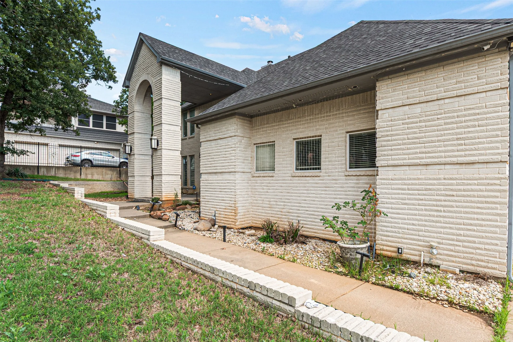 Single Family Residence For Sale in Tarrant County , 810 Pennsylvania Avenue, Kennedale, Texas 76060, 4 Bedroom, 3 Bathroom, 2 Garage spaces, 3,360 Sqft, built in 1999, mls#21369900, Real Estate Agent in Kennedale, Homes For Sale in Tarrant county, Homes For Sale in Kennedale, Realtor in Kennedale Texas, Real Estate Brokerage Independent Realty Texas, Luminita Cordes Realtor