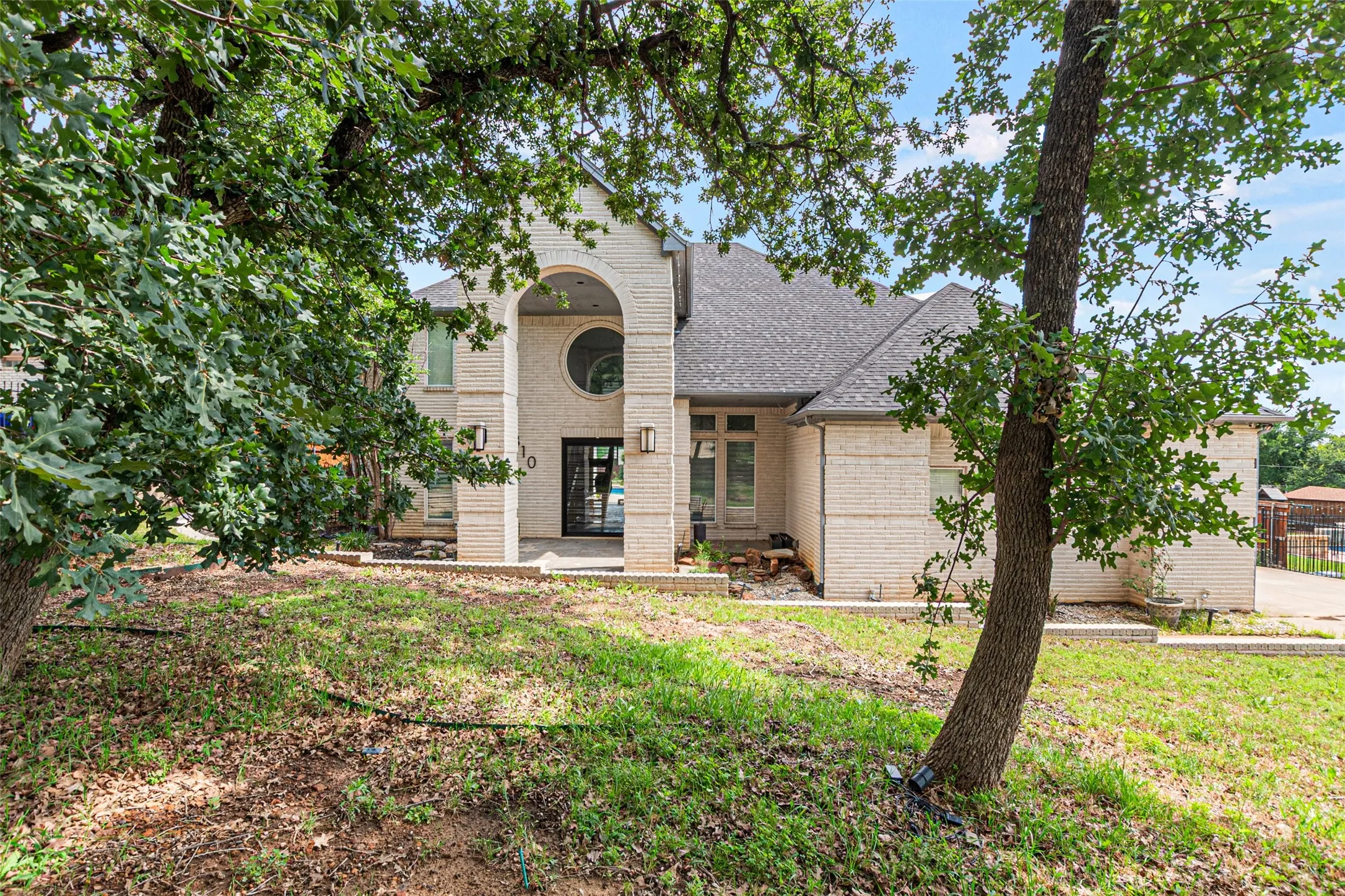 Single Family Residence For Sale in Tarrant County , 810 Pennsylvania Avenue, Kennedale, Texas 76060, 4 Bedroom, 3 Bathroom, 2 Garage spaces, 3,360 Sqft, built in 1999, mls#21369900, Real Estate Agent in Kennedale, Homes For Sale in Tarrant county, Homes For Sale in Kennedale, Realtor in Kennedale Texas, Real Estate Brokerage Independent Realty Texas, Luminita Cordes Realtor