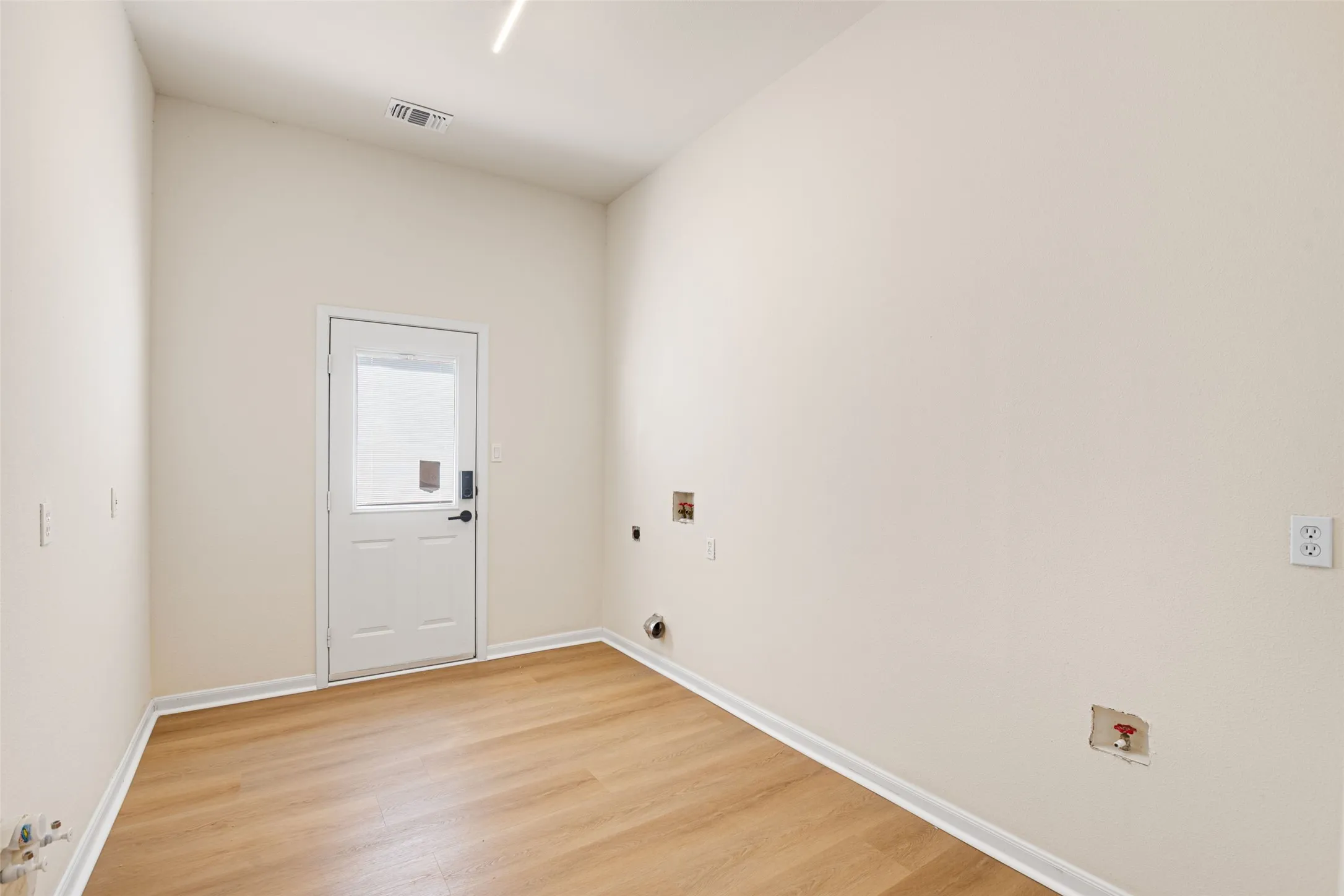 Single Family Residence For Sale in Tarrant County , 810 Pennsylvania Avenue, Kennedale, Texas 76060, 4 Bedroom, 3 Bathroom, 2 Garage spaces, 3,360 Sqft, built in 1999, mls#21369900, Real Estate Agent in Kennedale, Homes For Sale in Tarrant county, Homes For Sale in Kennedale, Realtor in Kennedale Texas, Real Estate Brokerage Independent Realty Texas, Luminita Cordes Realtor