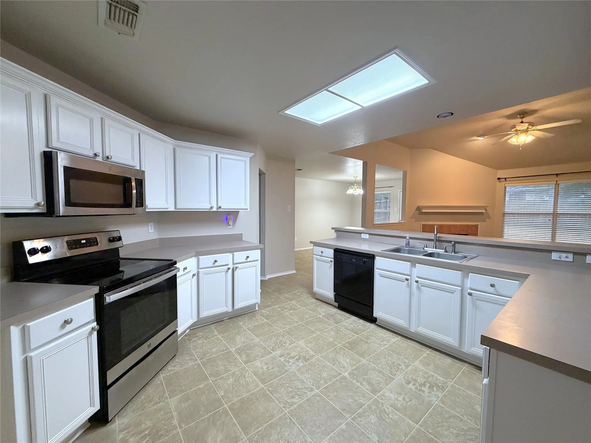 Single Family Residence For Rent in Tarrant County , 4720 Saint Thomas Place, Fort Worth, Texas 76135, 3 Bedroom, 2 Bathroom, 2 Garage spaces, 1,982 Sqft, built in 1996, mls#21369976, Real Estate Agent in Fort Worth, Homes For Rent in Tarrant county, Homes For Rent in Fort Worth, Realtor in Fort Worth Texas, Real Estate Brokerage Independent Realty Texas, Luminita Cordes Realtor