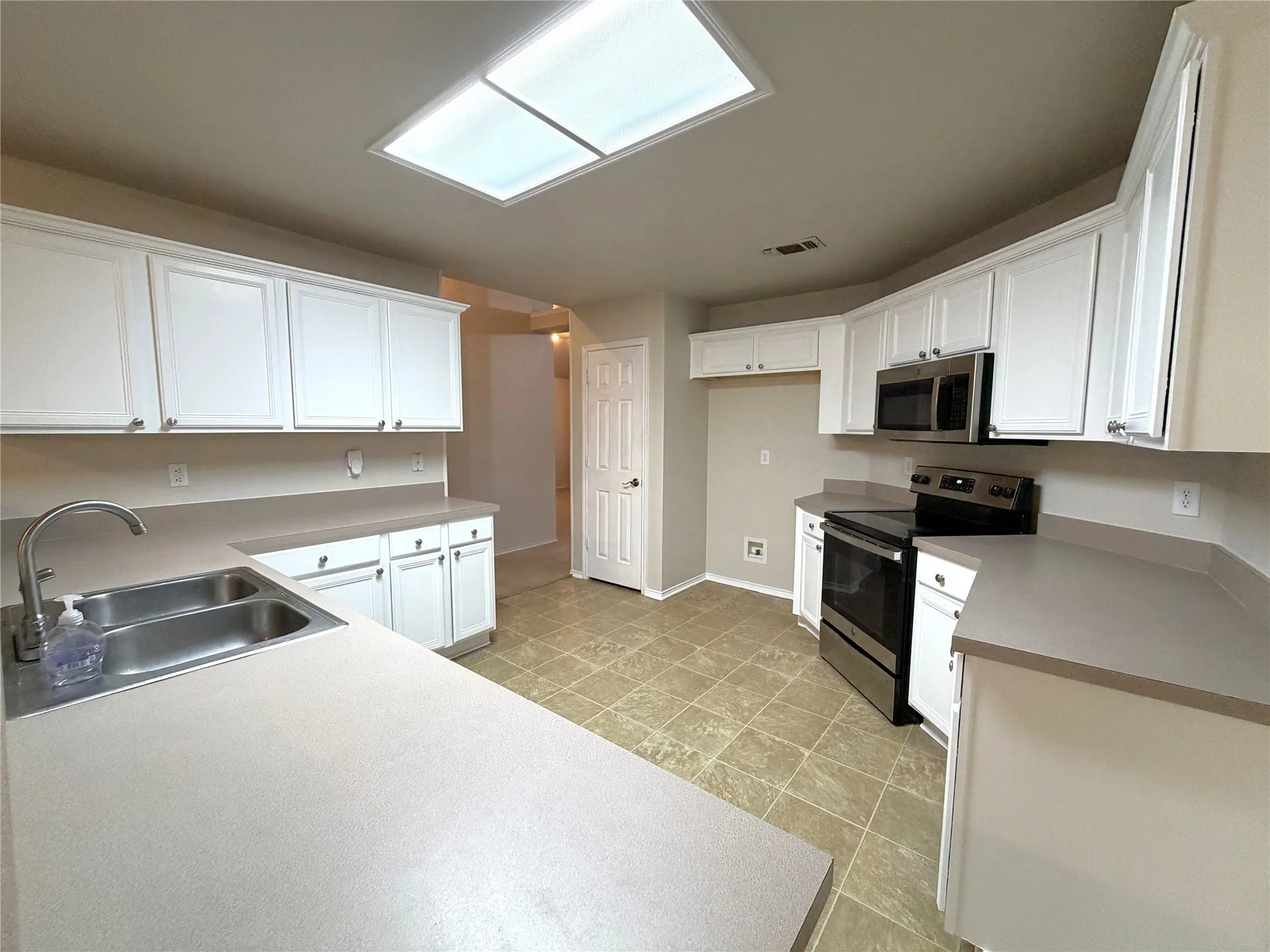 Single Family Residence For Rent in Tarrant County , 4720 Saint Thomas Place, Fort Worth, Texas 76135, 3 Bedroom, 2 Bathroom, 2 Garage spaces, 1,982 Sqft, built in 1996, mls#21369976, Real Estate Agent in Fort Worth, Homes For Rent in Tarrant county, Homes For Rent in Fort Worth, Realtor in Fort Worth Texas, Real Estate Brokerage Independent Realty Texas, Luminita Cordes Realtor