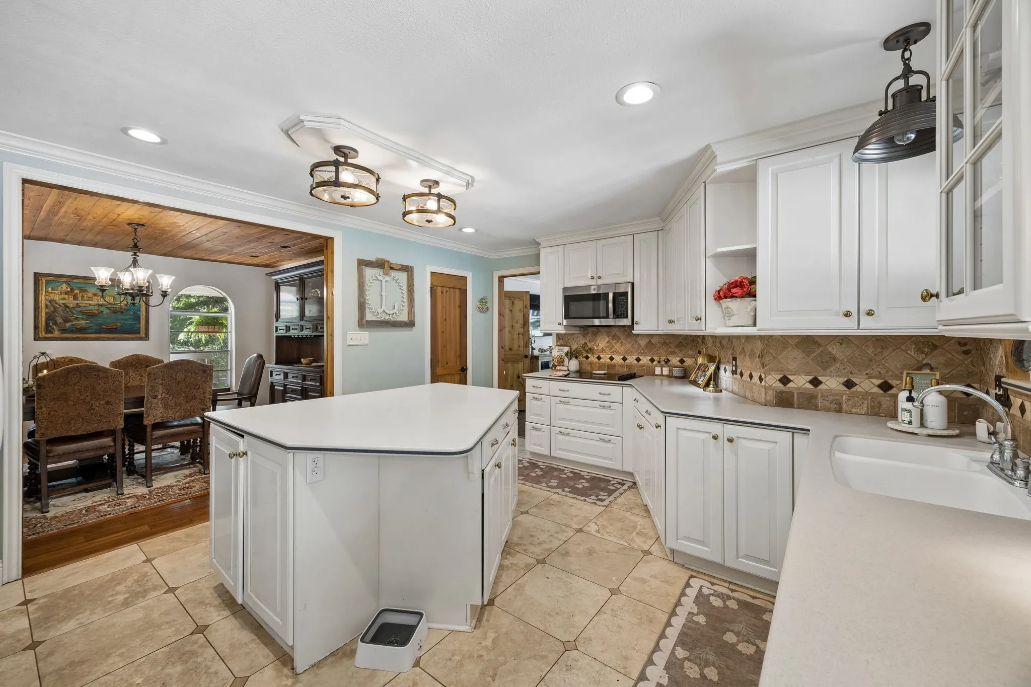 Single Family Residence For Sale in Tarrant County , 9300 Indian Knoll Trail, Keller, Texas 76248, 5 Bedroom, 3 Bathroom, 2 Garage spaces, 3,200 Sqft, built in 1971, mls#21369603, Real Estate Agent in Keller, Homes For Sale in Tarrant county, Homes For Sale in Keller, Realtor in Keller Texas, Real Estate Brokerage Independent Realty Texas, Luminita Cordes Realtor