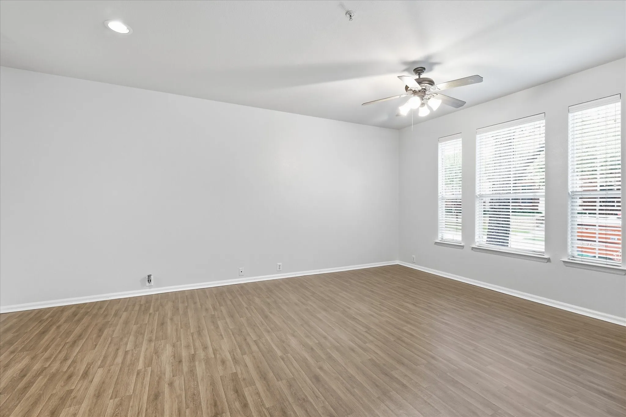 Townhouse For Sale in Denton County , 424 Legends Drive, Lewisville, Texas 75057, 3 Bedroom, 3 Bathroom, 2 Garage spaces, 1,710 Sqft, built in 2005, mls#21367456, Real Estate Agent in Lewisville, Homes For Sale in Denton county, Homes For Sale in Lewisville, Realtor in Lewisville Texas, Real Estate Brokerage Independent Realty Texas, Luminita Cordes Realtor