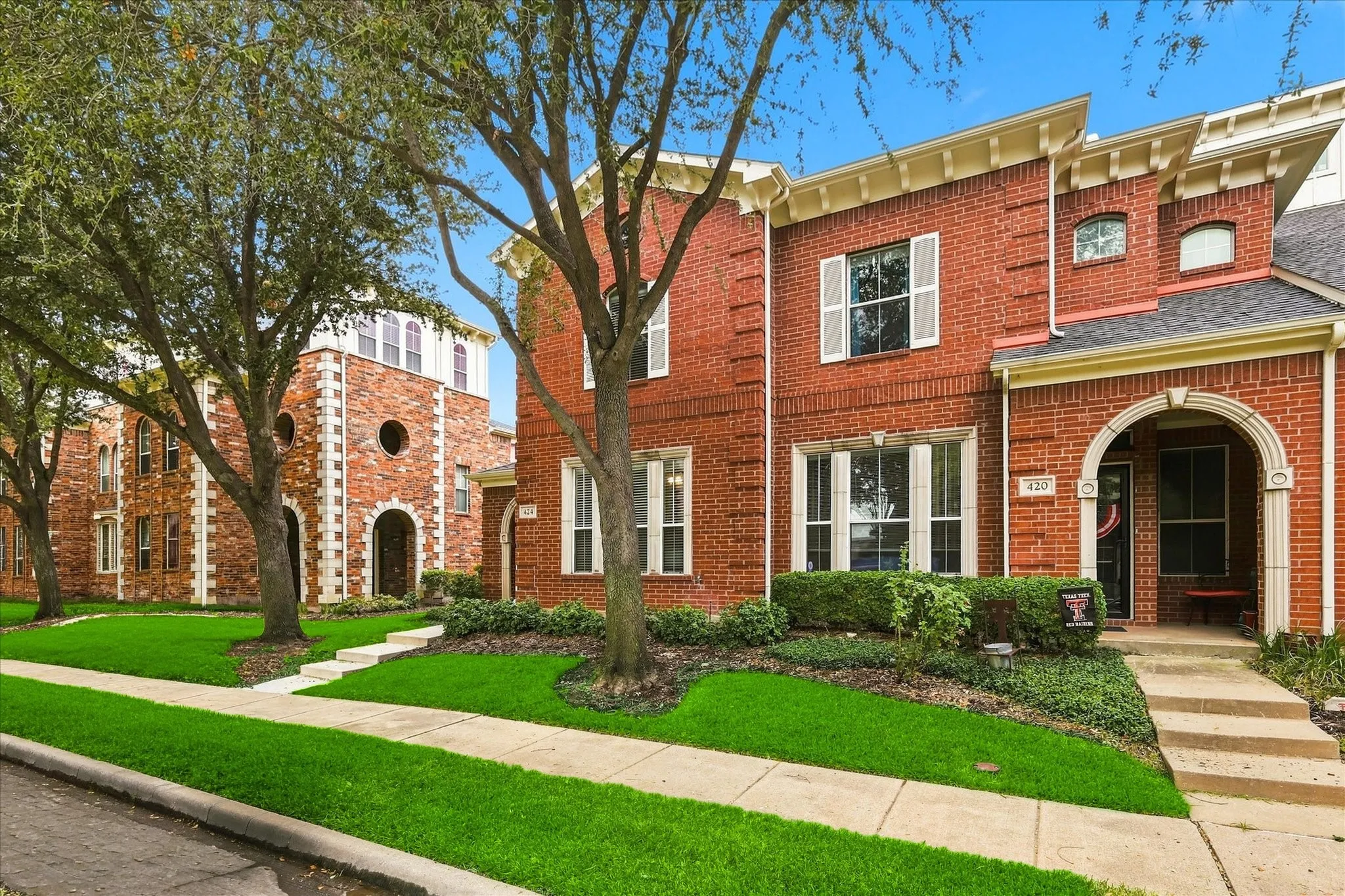 Townhouse For Sale in Denton County , 424 Legends Drive, Lewisville, Texas 75057, 3 Bedroom, 3 Bathroom, 2 Garage spaces, 1,710 Sqft, built in 2005, mls#21367456, Real Estate Agent in Lewisville, Homes For Sale in Denton county, Homes For Sale in Lewisville, Realtor in Lewisville Texas, Real Estate Brokerage Independent Realty Texas, Luminita Cordes Realtor