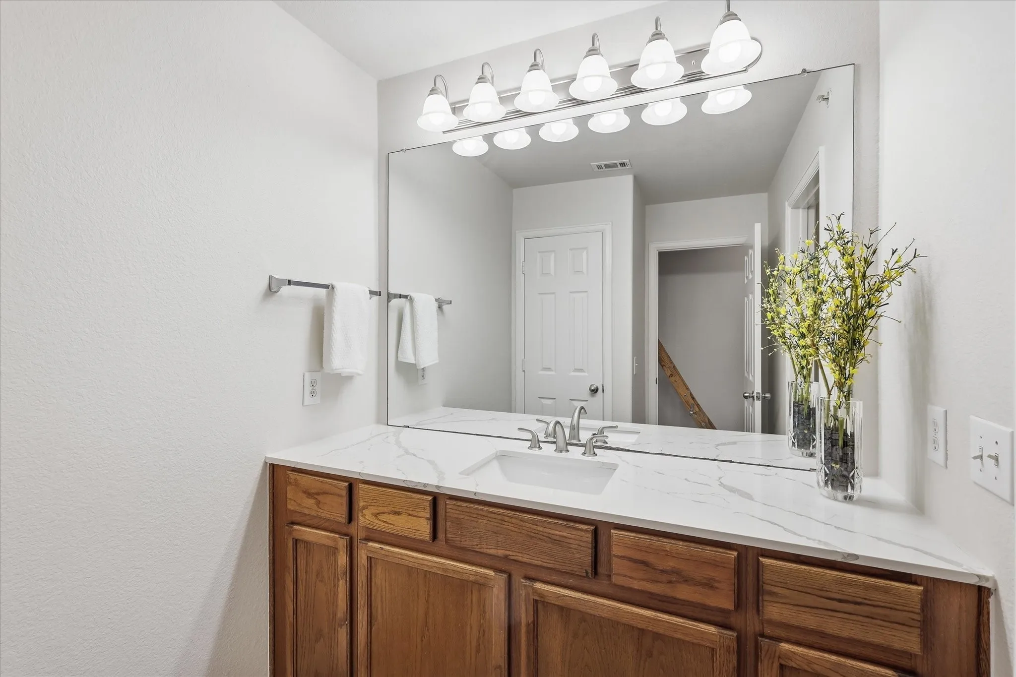 Townhouse For Sale in Denton County , 424 Legends Drive, Lewisville, Texas 75057, 3 Bedroom, 3 Bathroom, 2 Garage spaces, 1,710 Sqft, built in 2005, mls#21367456, Real Estate Agent in Lewisville, Homes For Sale in Denton county, Homes For Sale in Lewisville, Realtor in Lewisville Texas, Real Estate Brokerage Independent Realty Texas, Luminita Cordes Realtor