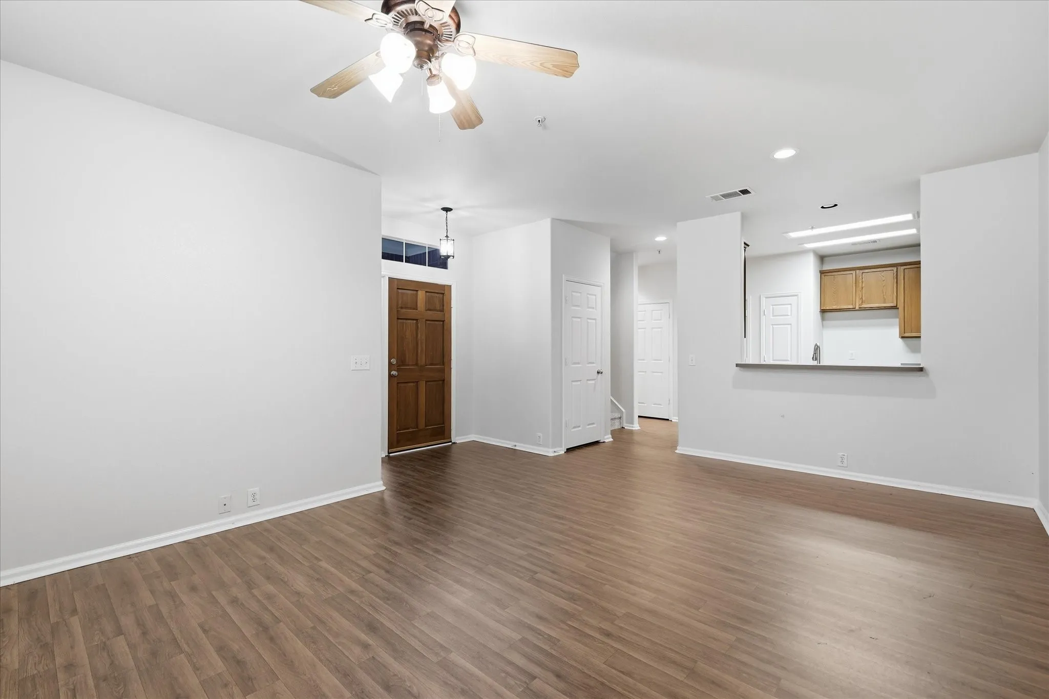Townhouse For Sale in Denton County , 424 Legends Drive, Lewisville, Texas 75057, 3 Bedroom, 3 Bathroom, 2 Garage spaces, 1,710 Sqft, built in 2005, mls#21367456, Real Estate Agent in Lewisville, Homes For Sale in Denton county, Homes For Sale in Lewisville, Realtor in Lewisville Texas, Real Estate Brokerage Independent Realty Texas, Luminita Cordes Realtor