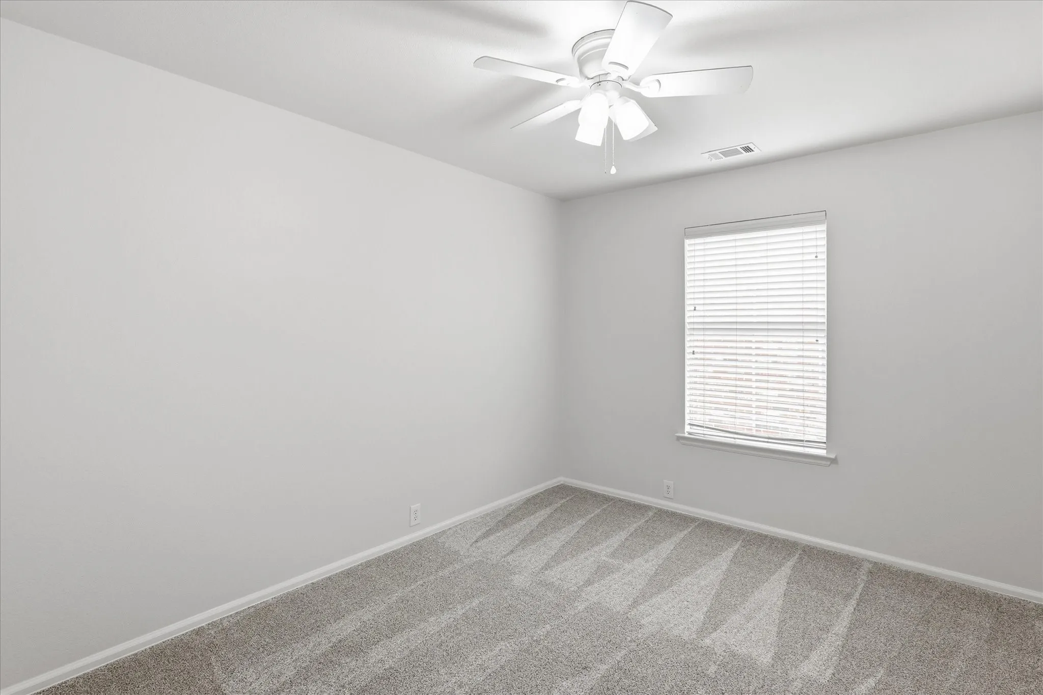 Townhouse For Sale in Denton County , 424 Legends Drive, Lewisville, Texas 75057, 3 Bedroom, 3 Bathroom, 2 Garage spaces, 1,710 Sqft, built in 2005, mls#21367456, Real Estate Agent in Lewisville, Homes For Sale in Denton county, Homes For Sale in Lewisville, Realtor in Lewisville Texas, Real Estate Brokerage Independent Realty Texas, Luminita Cordes Realtor