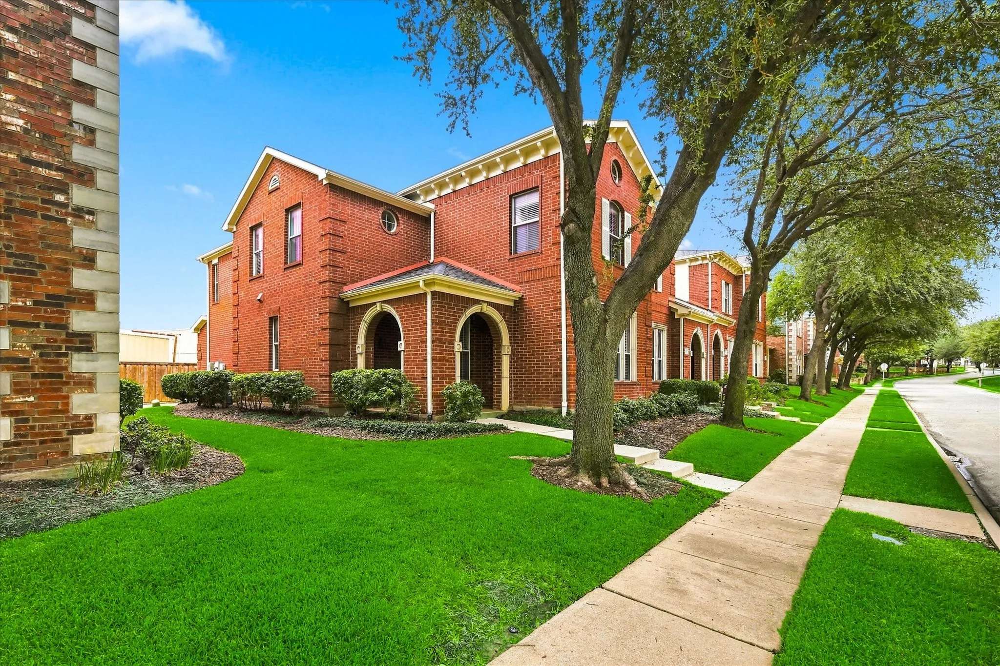 Townhouse For Sale in Denton County , 424 Legends Drive, Lewisville, Texas 75057, 3 Bedroom, 3 Bathroom, 2 Garage spaces, 1,710 Sqft, built in 2005, mls#21367456, Real Estate Agent in Lewisville, Homes For Sale in Denton county, Homes For Sale in Lewisville, Realtor in Lewisville Texas, Real Estate Brokerage Independent Realty Texas, Luminita Cordes Realtor