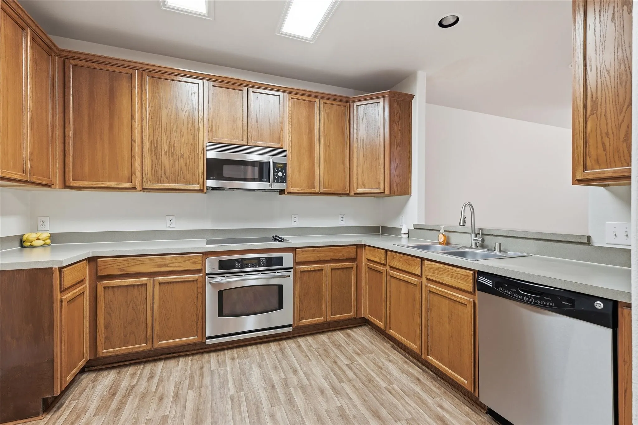Townhouse For Sale in Denton County , 424 Legends Drive, Lewisville, Texas 75057, 3 Bedroom, 3 Bathroom, 2 Garage spaces, 1,710 Sqft, built in 2005, mls#21367456, Real Estate Agent in Lewisville, Homes For Sale in Denton county, Homes For Sale in Lewisville, Realtor in Lewisville Texas, Real Estate Brokerage Independent Realty Texas, Luminita Cordes Realtor