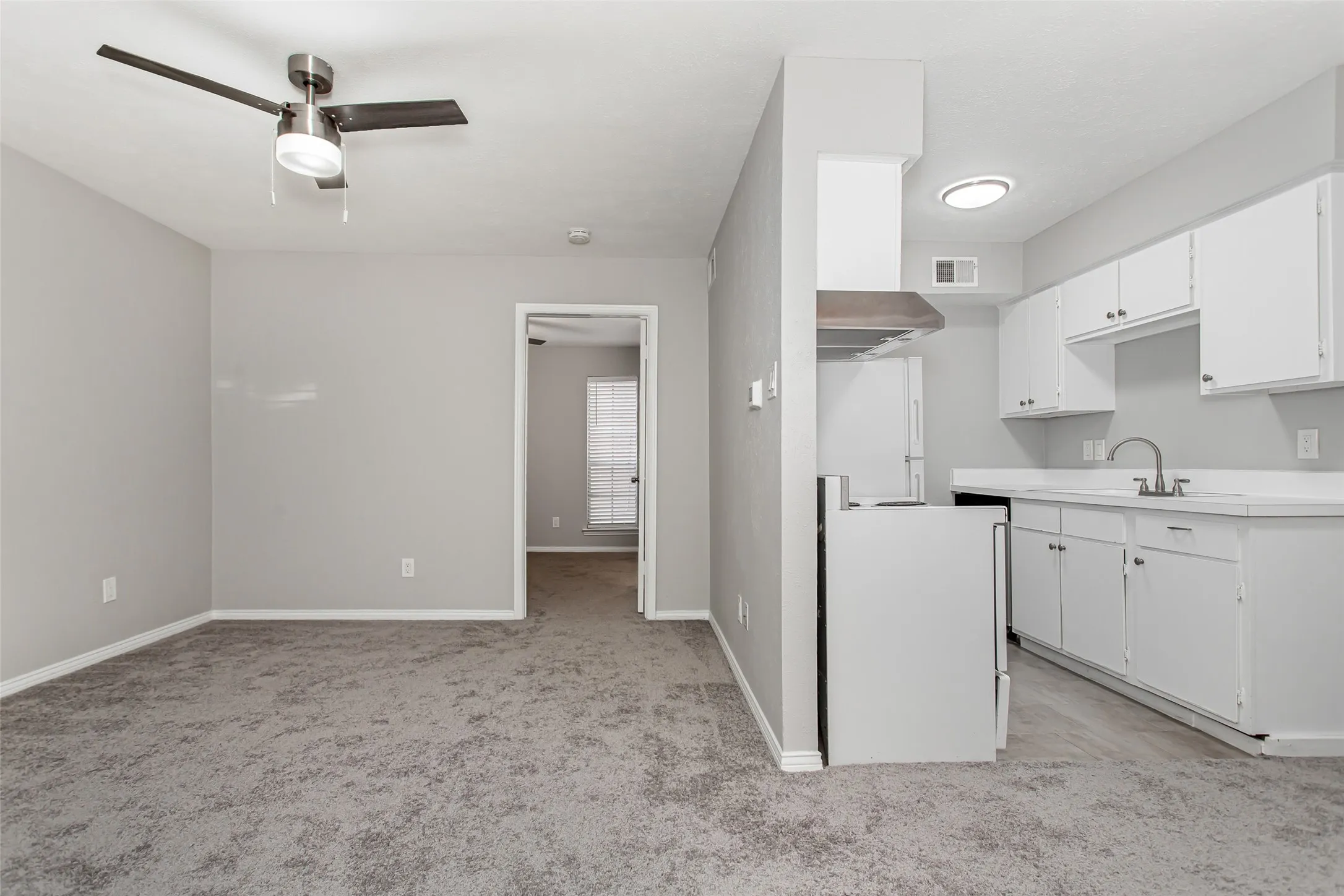 Apartment For Rent in Dallas County , 4319 Mckinney Avenue 103, Dallas, Texas 75205, 1 Bedroom, 1 Bathroom, Garage spaces, 600 Sqft, built in 1975, mls#21370175, Real Estate Agent in Dallas, Homes For Rent in Dallas county, Homes For Rent in Dallas, Realtor in Dallas Texas, Real Estate Brokerage Independent Realty Texas, Luminita Cordes Realtor