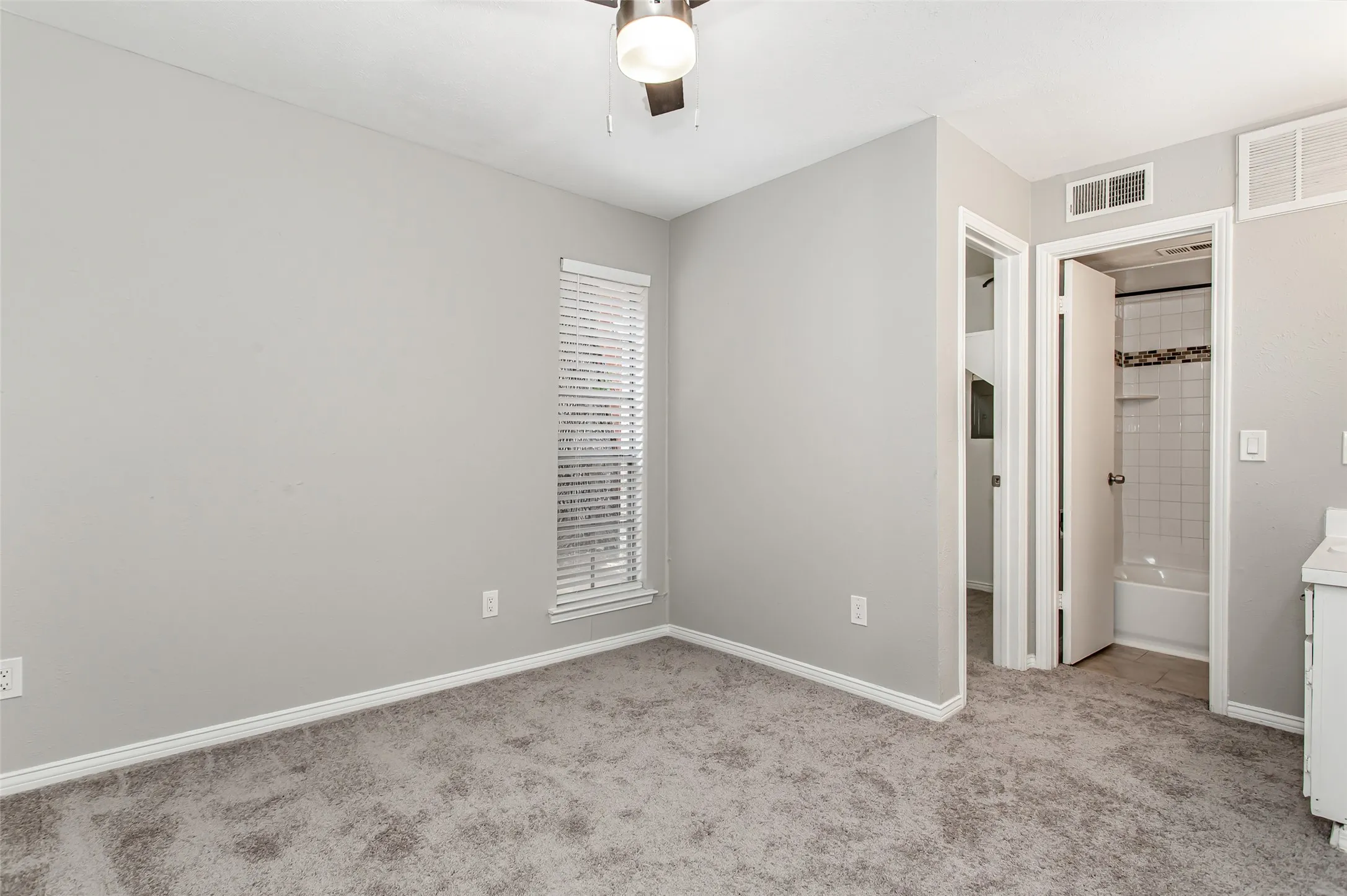 Apartment For Rent in Dallas County , 4319 Mckinney Avenue 103, Dallas, Texas 75205, 1 Bedroom, 1 Bathroom, Garage spaces, 600 Sqft, built in 1975, mls#21370175, Real Estate Agent in Dallas, Homes For Rent in Dallas county, Homes For Rent in Dallas, Realtor in Dallas Texas, Real Estate Brokerage Independent Realty Texas, Luminita Cordes Realtor