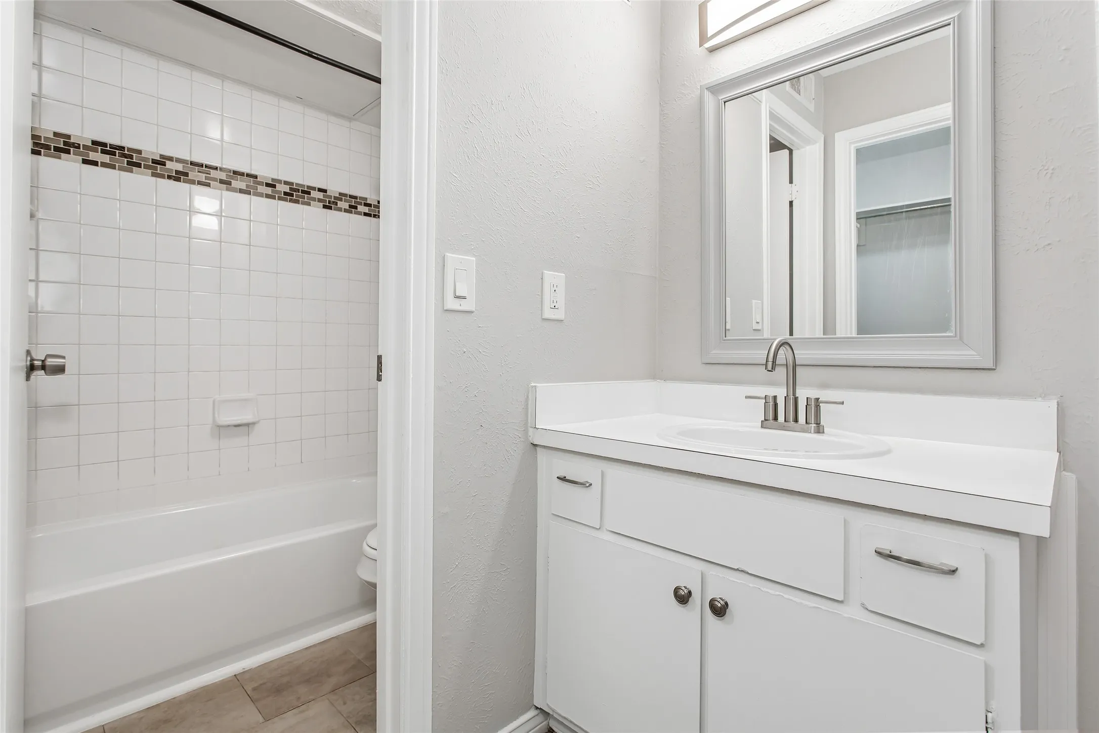Apartment For Rent in Dallas County , 4319 Mckinney Avenue 103, Dallas, Texas 75205, 1 Bedroom, 1 Bathroom, Garage spaces, 600 Sqft, built in 1975, mls#21370175, Real Estate Agent in Dallas, Homes For Rent in Dallas county, Homes For Rent in Dallas, Realtor in Dallas Texas, Real Estate Brokerage Independent Realty Texas, Luminita Cordes Realtor