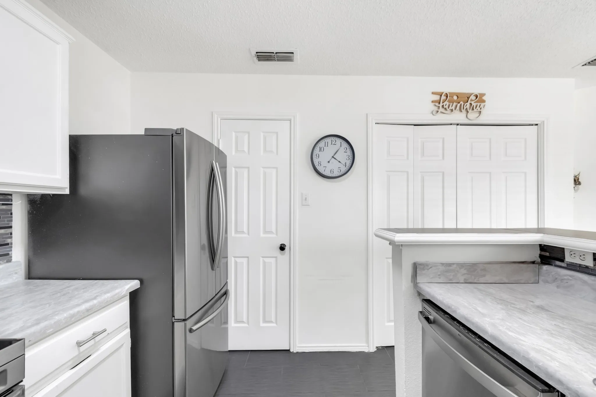 Single Family Residence For Sale in Dallas County , 2111 Prairie Creek Trail, Garland, Texas 75040, 3 Bedroom, 2 Bathroom, 1 Garage spaces, 1,548 Sqft, built in 1987, mls#21351627, Real Estate Agent in Garland, Homes For Sale in Dallas county, Homes For Sale in Garland, Realtor in Garland Texas, Real Estate Brokerage Independent Realty Texas, Luminita Cordes Realtor
