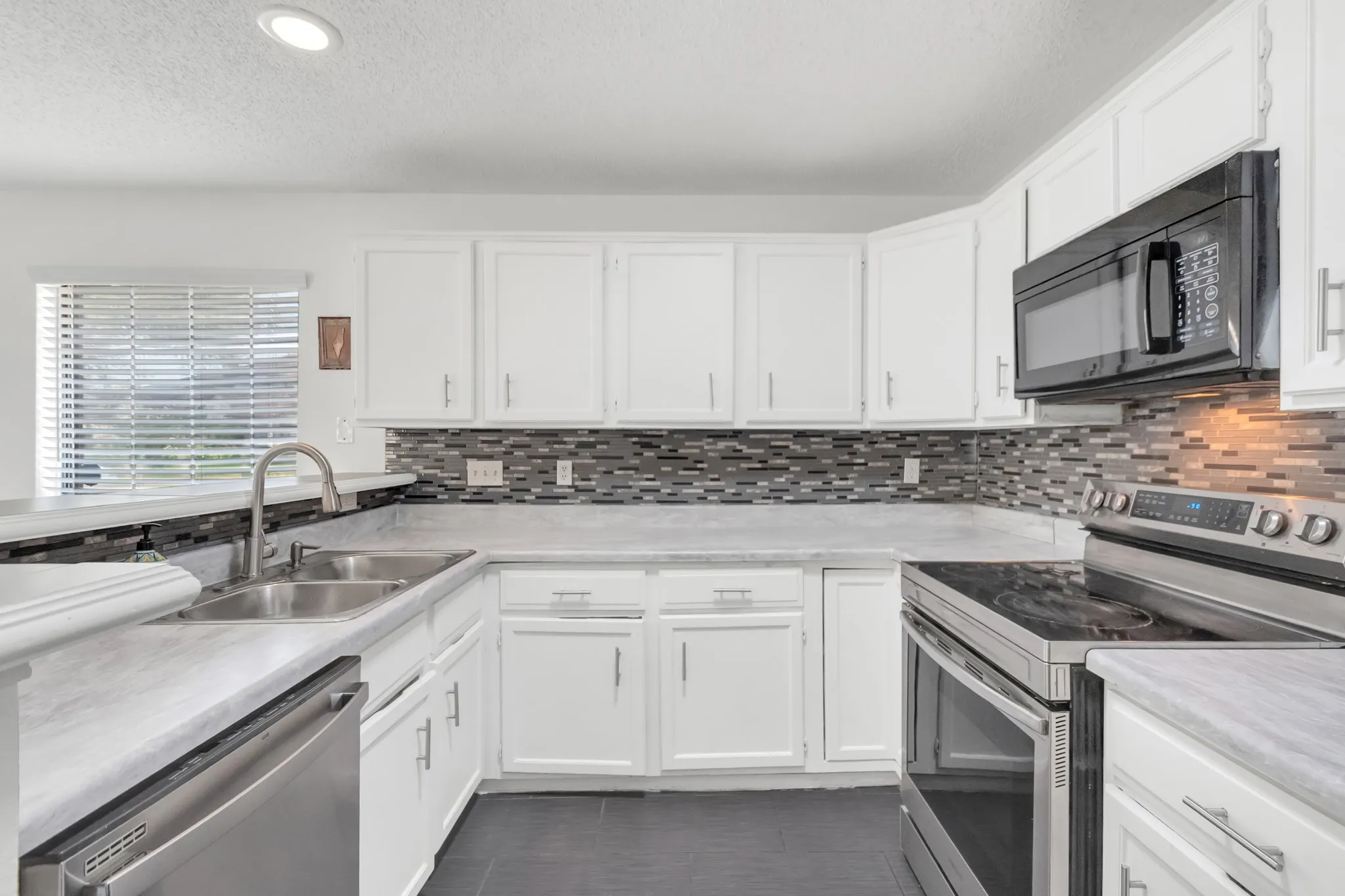 Single Family Residence For Sale in Dallas County , 2111 Prairie Creek Trail, Garland, Texas 75040, 3 Bedroom, 2 Bathroom, 1 Garage spaces, 1,548 Sqft, built in 1987, mls#21351627, Real Estate Agent in Garland, Homes For Sale in Dallas county, Homes For Sale in Garland, Realtor in Garland Texas, Real Estate Brokerage Independent Realty Texas, Luminita Cordes Realtor