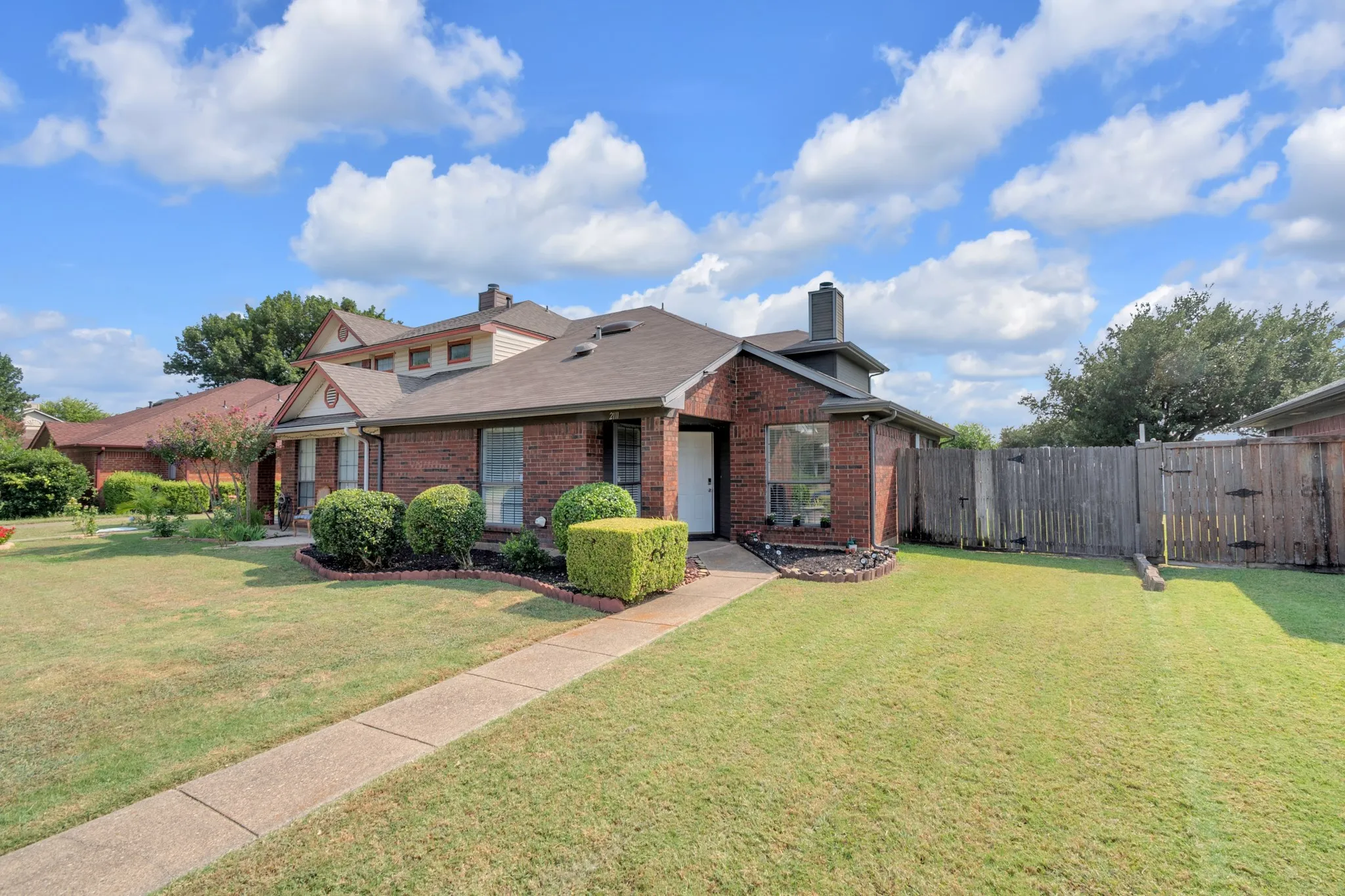Single Family Residence For Sale in Dallas County , 2111 Prairie Creek Trail, Garland, Texas 75040, 3 Bedroom, 2 Bathroom, 1 Garage spaces, 1,548 Sqft, built in 1987, mls#21351627, Real Estate Agent in Garland, Homes For Sale in Dallas county, Homes For Sale in Garland, Realtor in Garland Texas, Real Estate Brokerage Independent Realty Texas, Luminita Cordes Realtor