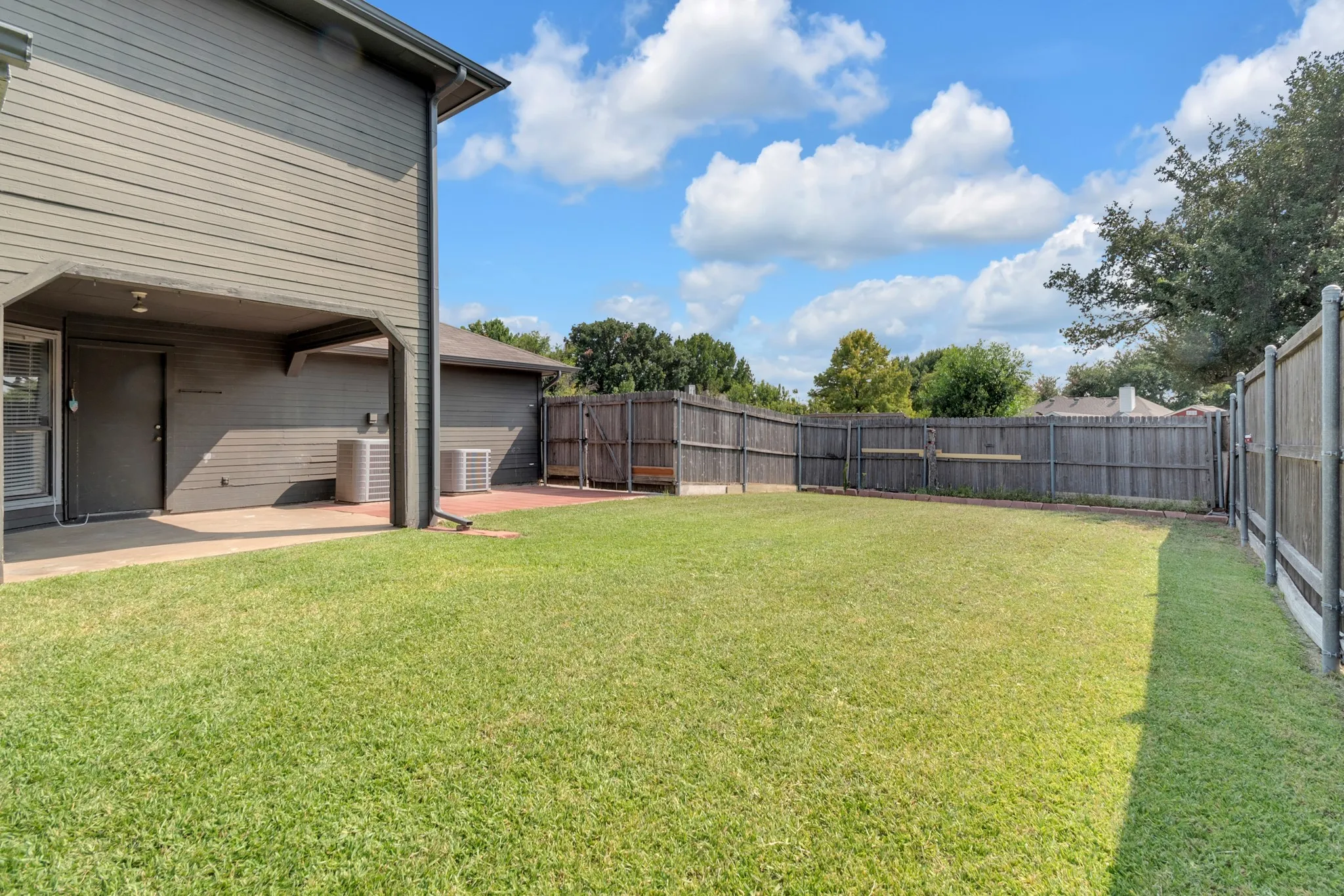 Single Family Residence For Sale in Dallas County , 2111 Prairie Creek Trail, Garland, Texas 75040, 3 Bedroom, 2 Bathroom, 1 Garage spaces, 1,548 Sqft, built in 1987, mls#21351627, Real Estate Agent in Garland, Homes For Sale in Dallas county, Homes For Sale in Garland, Realtor in Garland Texas, Real Estate Brokerage Independent Realty Texas, Luminita Cordes Realtor