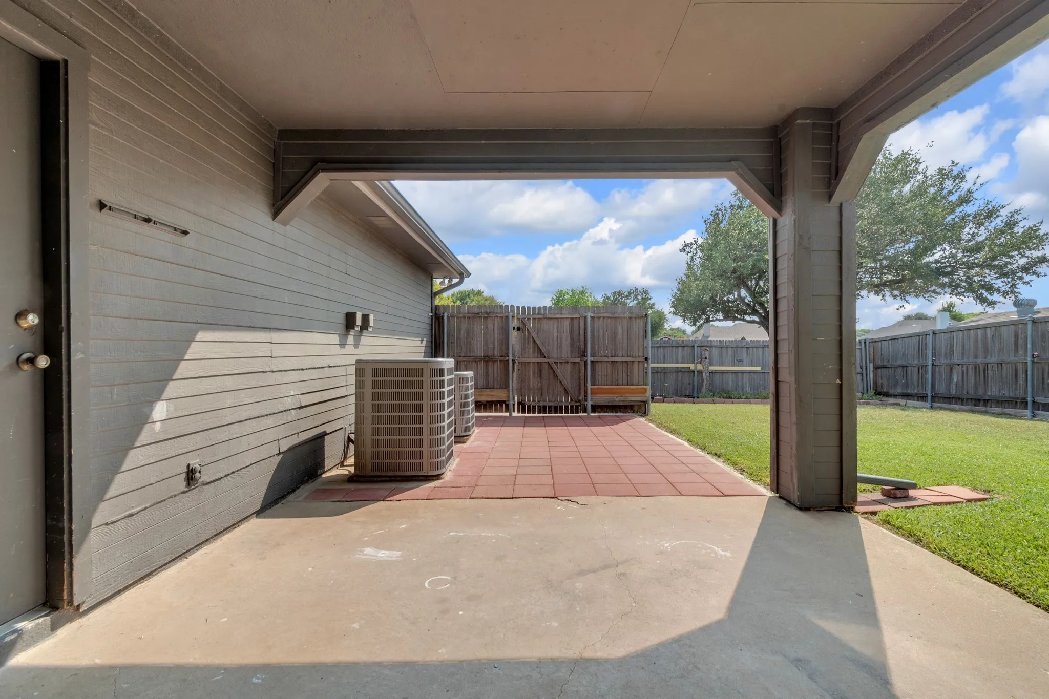 Single Family Residence For Sale in Dallas County , 2111 Prairie Creek Trail, Garland, Texas 75040, 3 Bedroom, 2 Bathroom, 1 Garage spaces, 1,548 Sqft, built in 1987, mls#21351627, Real Estate Agent in Garland, Homes For Sale in Dallas county, Homes For Sale in Garland, Realtor in Garland Texas, Real Estate Brokerage Independent Realty Texas, Luminita Cordes Realtor