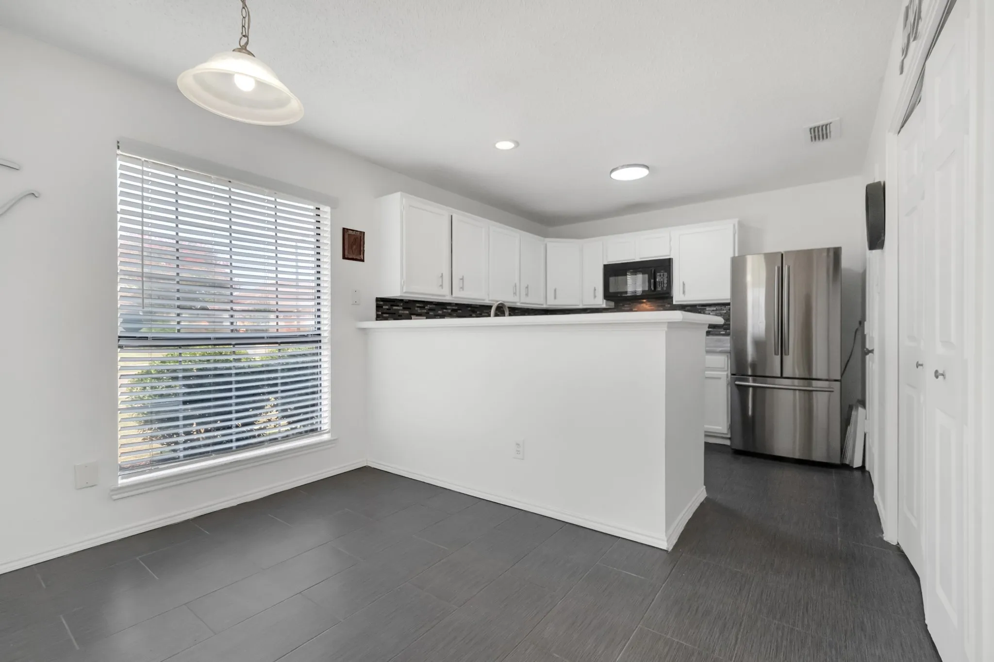 Single Family Residence For Sale in Dallas County , 2111 Prairie Creek Trail, Garland, Texas 75040, 3 Bedroom, 2 Bathroom, 1 Garage spaces, 1,548 Sqft, built in 1987, mls#21351627, Real Estate Agent in Garland, Homes For Sale in Dallas county, Homes For Sale in Garland, Realtor in Garland Texas, Real Estate Brokerage Independent Realty Texas, Luminita Cordes Realtor