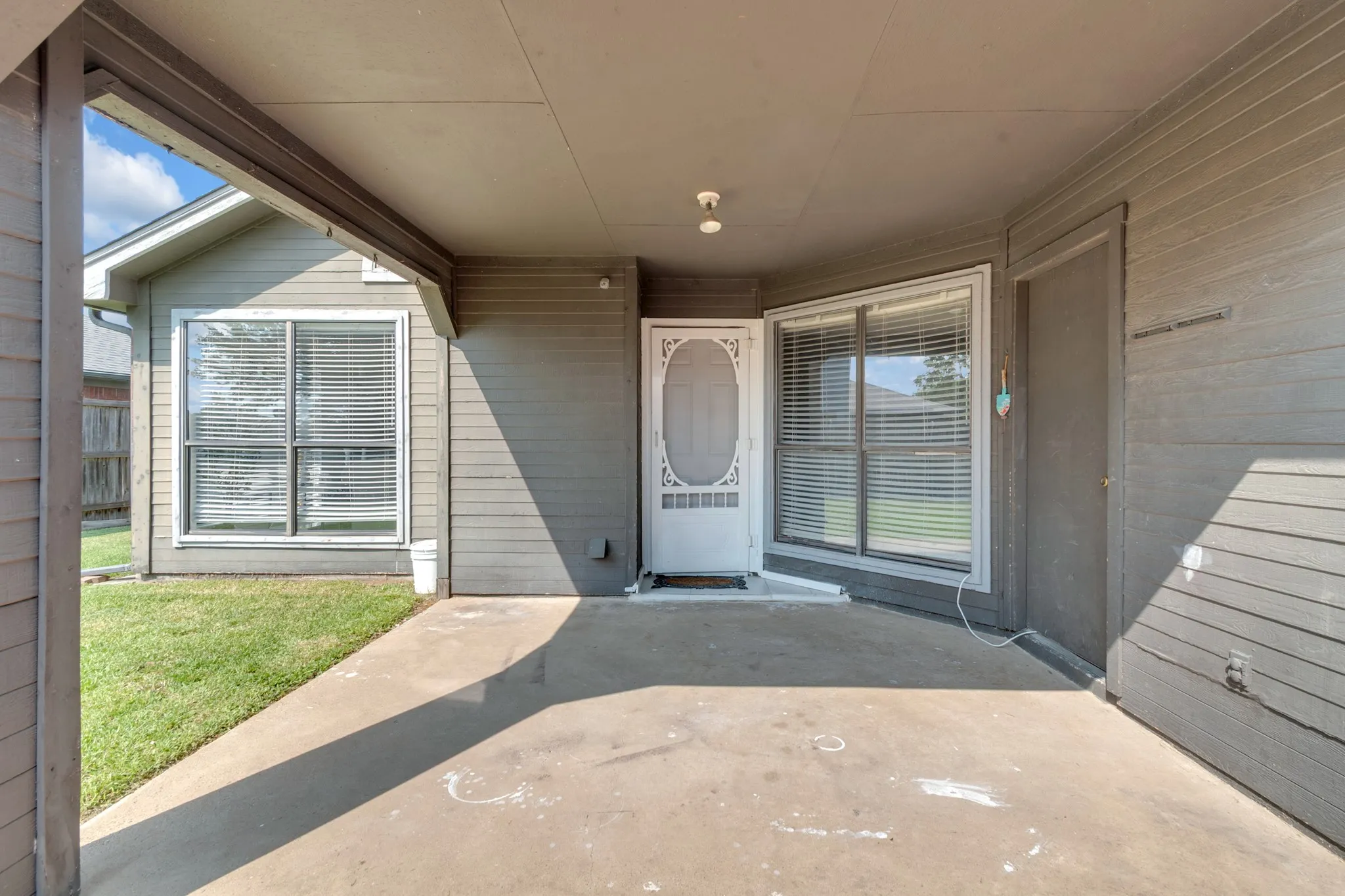 Single Family Residence For Sale in Dallas County , 2111 Prairie Creek Trail, Garland, Texas 75040, 3 Bedroom, 2 Bathroom, 1 Garage spaces, 1,548 Sqft, built in 1987, mls#21351627, Real Estate Agent in Garland, Homes For Sale in Dallas county, Homes For Sale in Garland, Realtor in Garland Texas, Real Estate Brokerage Independent Realty Texas, Luminita Cordes Realtor