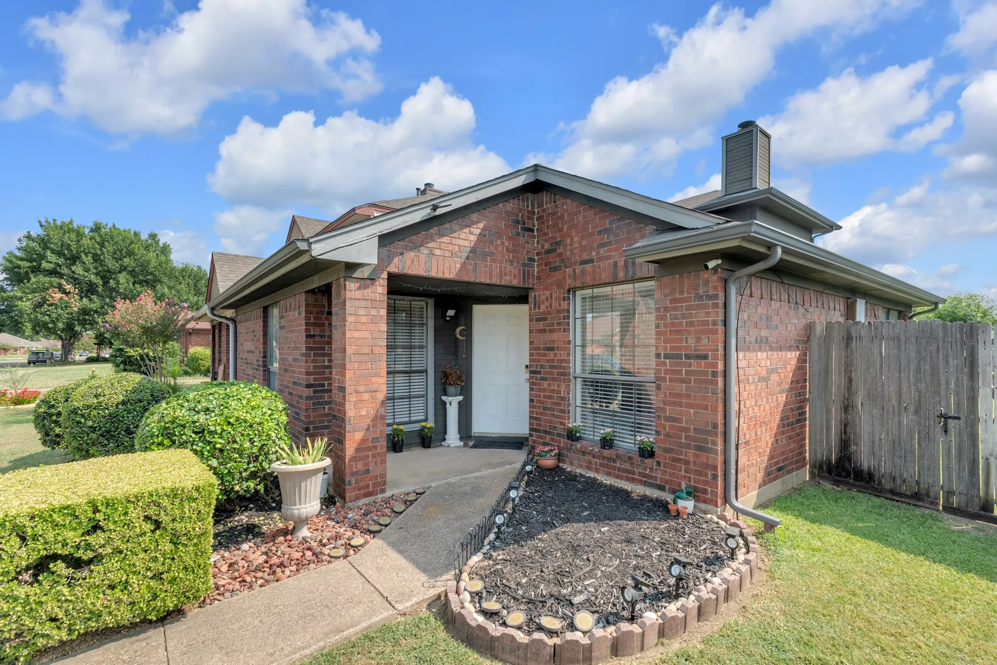 Single Family Residence For Sale in Dallas County , 2111 Prairie Creek Trail, Garland, Texas 75040, 3 Bedroom, 2 Bathroom, 1 Garage spaces, 1,548 Sqft, built in 1987, mls#21351627, Real Estate Agent in Garland, Homes For Sale in Dallas county, Homes For Sale in Garland, Realtor in Garland Texas, Real Estate Brokerage Independent Realty Texas, Luminita Cordes Realtor